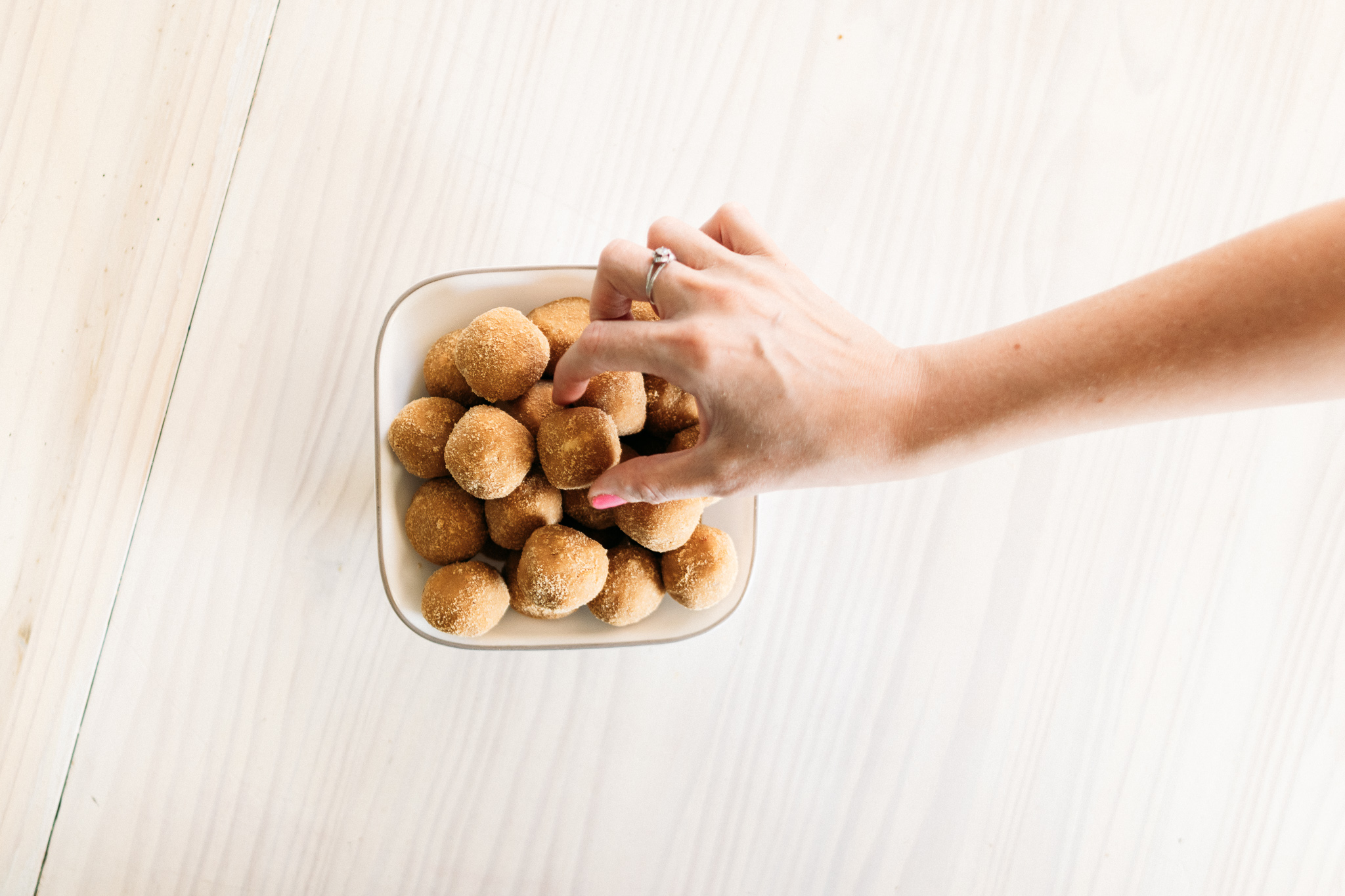 Peanut Butter Balls | No-Bake Peanut Butter Balls | Protein Snack | Peanut Butter Protein Ball | No-Bake Snack | This easy, peanut butter snack is packed with protein. It requires no baking either and can be made in minutes! #pb #peanutbutter #protein #snackideas #recipe #recipeoftheday #easyrecipe