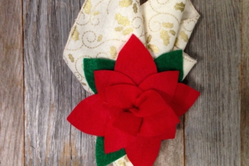 No Sew Project | Christmas | Christmas Decorations | Christmas Decor DIY | Christmas Crafts | Christmas Place Settings | Christmas Planning | Poinsettia | Poinsettia Napkin Rings | Christmas Crafts DIY | Looking for an easy no sew Christmas craft? You'll love how easy these are to make. All you need is some felt and our free pattern and you'll have these poinsettia napkin rings made in no time! Six Clever Sisters has the tutorial.