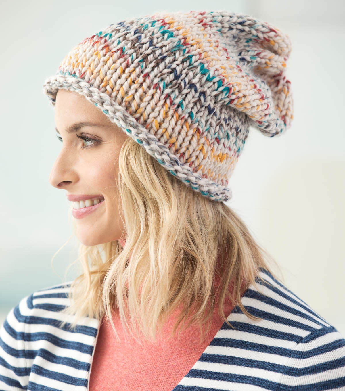 Looking for a quick knit project that requires just one skein of yarn? Here are 14 free patterns for knit hats that use just one skein of yarn. Such a fun weekend project or a cute gift idea!
