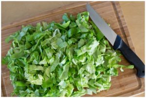 Storing lettuce | Storing Chopped Lettuce | Healthy Eating | In the fridge | This is how to store lettuce in your fridge for at least a week! Keep it cleaned and chopped so you can make a healthy lunch or dinner in no time at all!