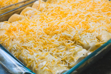 Easy Chicken Enchiladas | Green Chile Enchiladas | Chicken Enchilada Recipe | The Best Chicken Enchiladas | Mmmm - you'll love these Green Chile Chicken Enchiladas that only use 6 ingredients! This is also a great meal to put together and keep in your freezer :-) Find the recipe at SixCleverSisters!