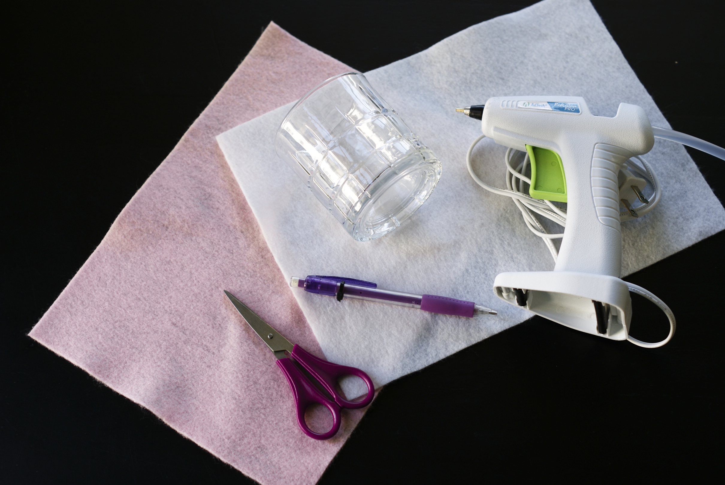 Felt Flowers | DIY Flowers | No Sew Flowers | Easy Flowers Felt | Flower Decor | Use these easy DIY No Sew Flowers to decorate any frame, card, giftbag, whatever you want! Find the tutorial at SixCleverSisters.com.