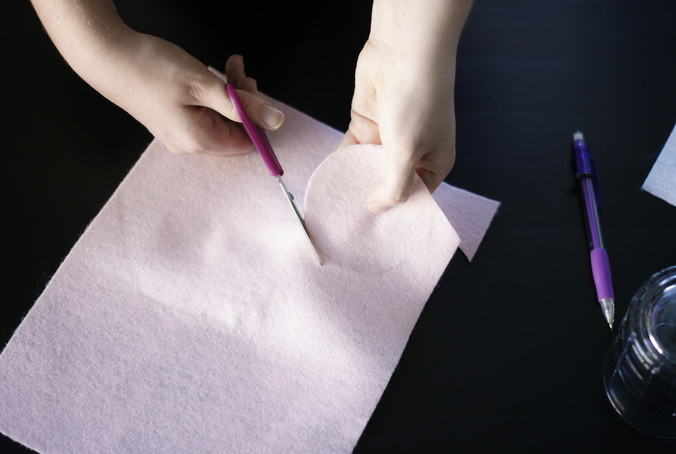 Felt Flowers | DIY Flowers | No Sew Flowers | Easy Flowers Felt | Flower Decor | Use these easy DIY No Sew Flowers to decorate any frame, card, giftbag, whatever you want! Find the tutorial at SixCleverSisters.com.