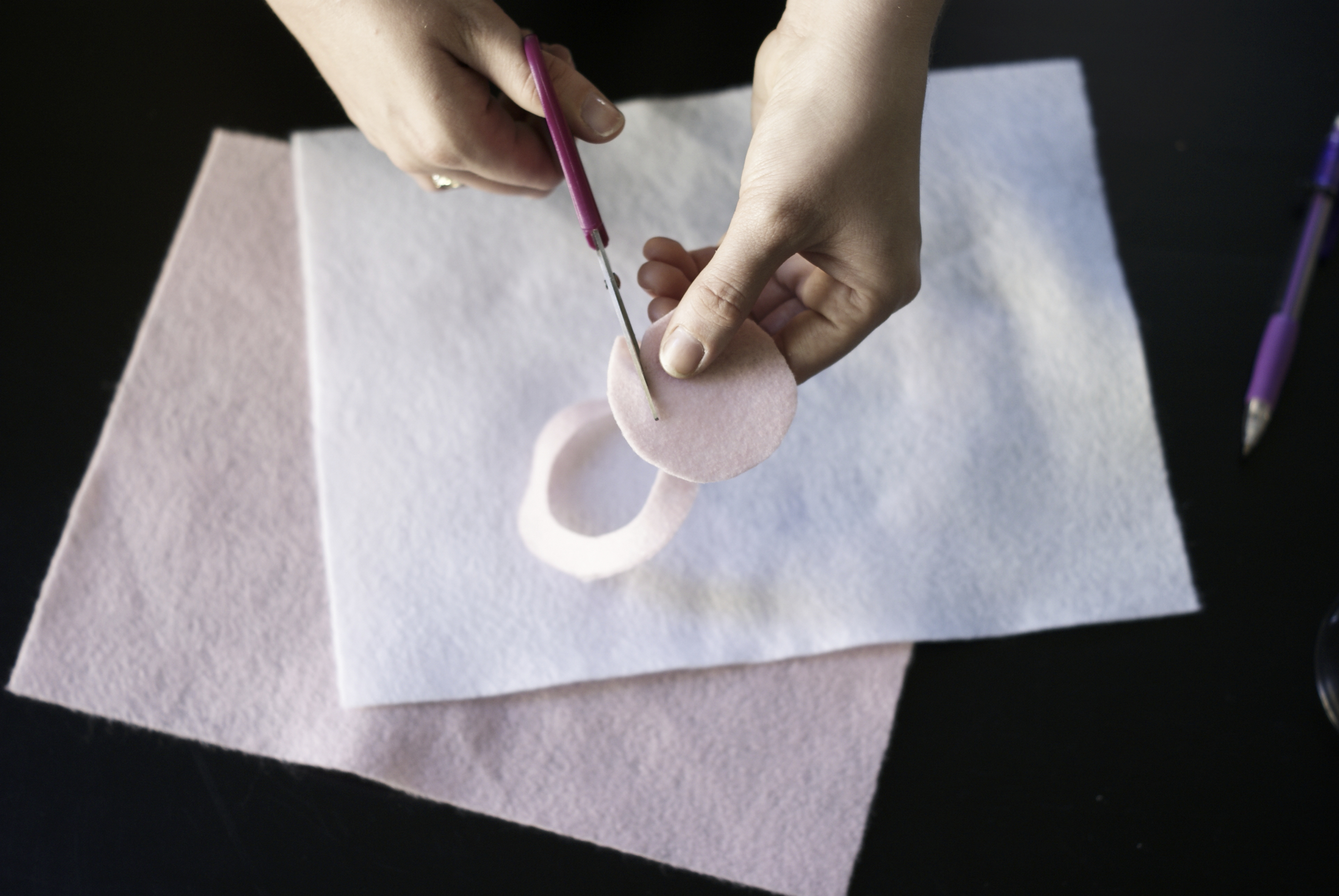 Felt Flowers | DIY Flowers | No Sew Flowers | Easy Flowers Felt | Flower Decor | Use these easy DIY No Sew Flowers to decorate any frame, card, giftbag, whatever you want! Find the tutorial at SixCleverSisters.com.