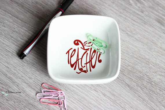 Teacher Gifts | End of Year Teacher Gifts | Teacher Appreciaiton | End of the Year Teacher Gift | Gift Idea for Teacher | Gift Idea for Teacher Appreciaiton | Be sure to thank your teacher this end of the school year for all of their hard work this whole year long! Need some unique ideas in what to give? Check out Six Clever Sisters compilation!