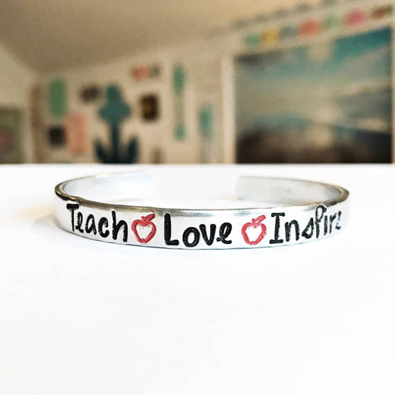 Teacher Gifts | End of Year Teacher Gifts | Teacher Appreciaiton | End of the Year Teacher Gift | Gift Idea for Teacher | Gift Idea for Teacher Appreciaiton | Be sure to thank your teacher this end of the school year for all of their hard work this whole year long! Need some unique ideas in what to give? Check out Six Clever Sisters compilation!