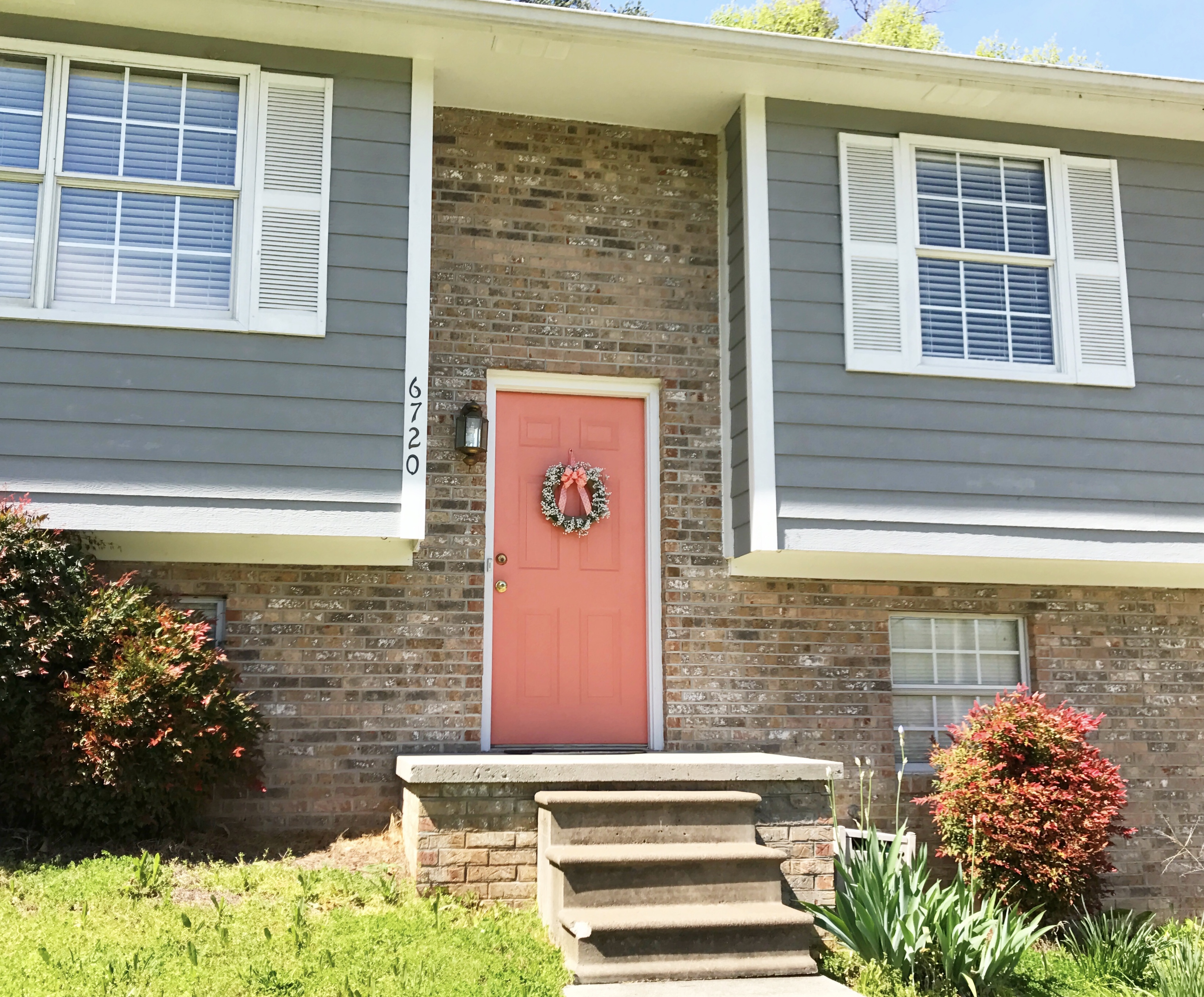 5 Simple Steps to a Front Door Makeover! | DIY Home | Home Makeover | DIY Home Decor on a Budget | House Makeover Exterior | DIY Home Ideas Project | Front Door Ideas | Behr Paint Colors | Front Door Colors | Home Improvement | Curb Appeal | By simply giving your front door a makeover, you'll take your look from 'blah' to stunning, fresh & beautiful!! Check out these 5 simple steps on www.sixcleversisters.com!