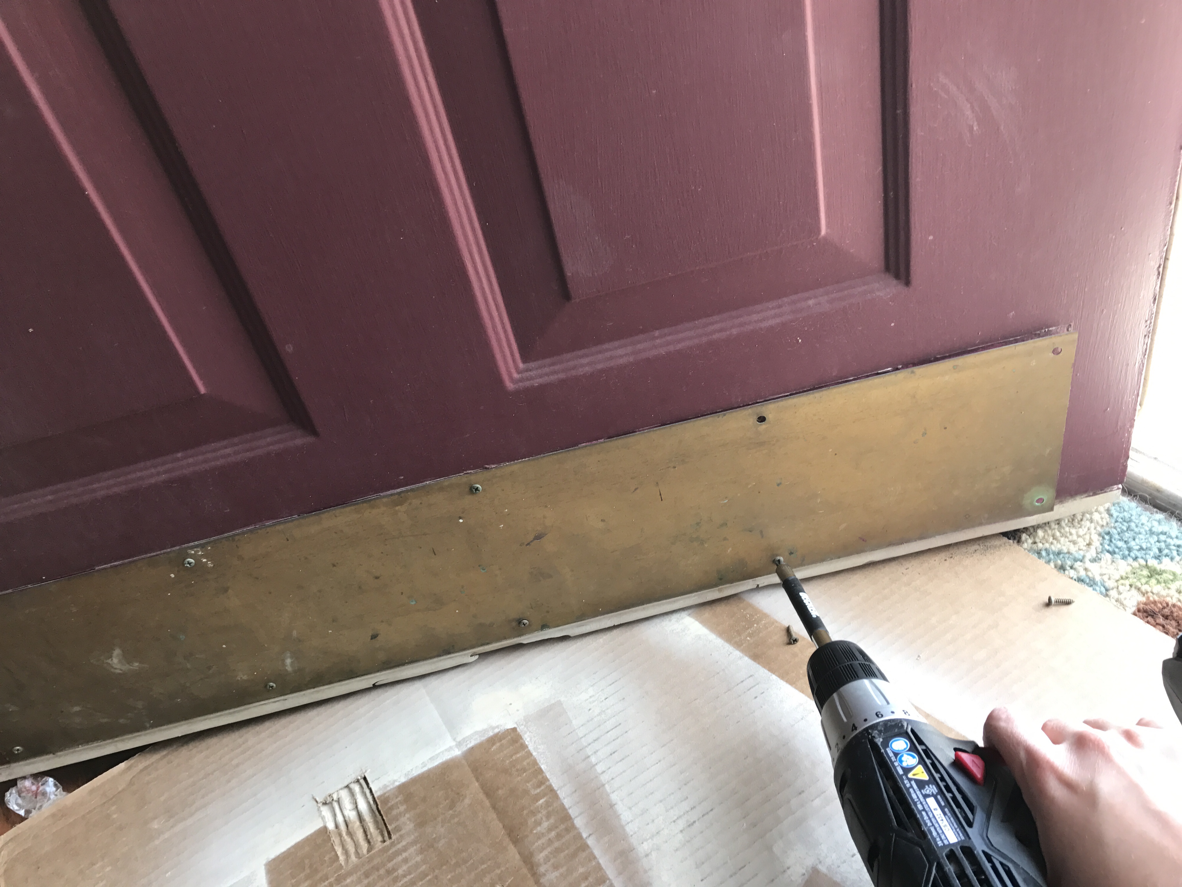 5 Simple Steps to a Front Door Makeover! | DIY Home | Home Makeover | DIY Home Decor on a Budget | House Makeover Exterior | DIY Home Ideas Project | Front Door Ideas | Behr Paint Colors | Front Door Colors | Home Improvement | Curb Appeal | By simply giving your front door a makeover, you'll take your look from 'blah' to stunning, fresh & beautiful!! Check out these 5 simple steps on www.sixcleversisters.com!