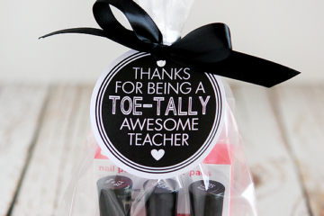 Teacher Appreciation Gifts | Gifts for Teachers End of Year | Teacher Appreciation Week | Gifts for Teachers | Teacher Appreciation Gifts DIY | Teacher Appreciation | Gifts for Teachers DIY | Teacher Appreciation Week Ideas | Searching for some easy teacher appreciation gift ideas? We at www.sixcleversisters.com have a nice roundup of ideas that are sure to be a hit! Check it out!