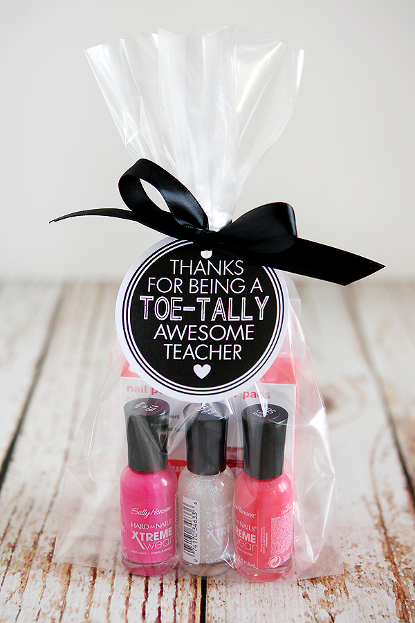 Teacher Appreciation Gifts | Gifts for Teachers End of Year | Teacher Appreciation Week | Gifts for Teachers | Teacher Appreciation Gifts DIY | Teacher Appreciation | Gifts for Teachers DIY | Teacher Appreciation Week Ideas | Searching for some easy teacher appreciation gift ideas? We at www.sixcleversisters.com have a nice roundup of ideas that are sure to be a hit! Check it out!