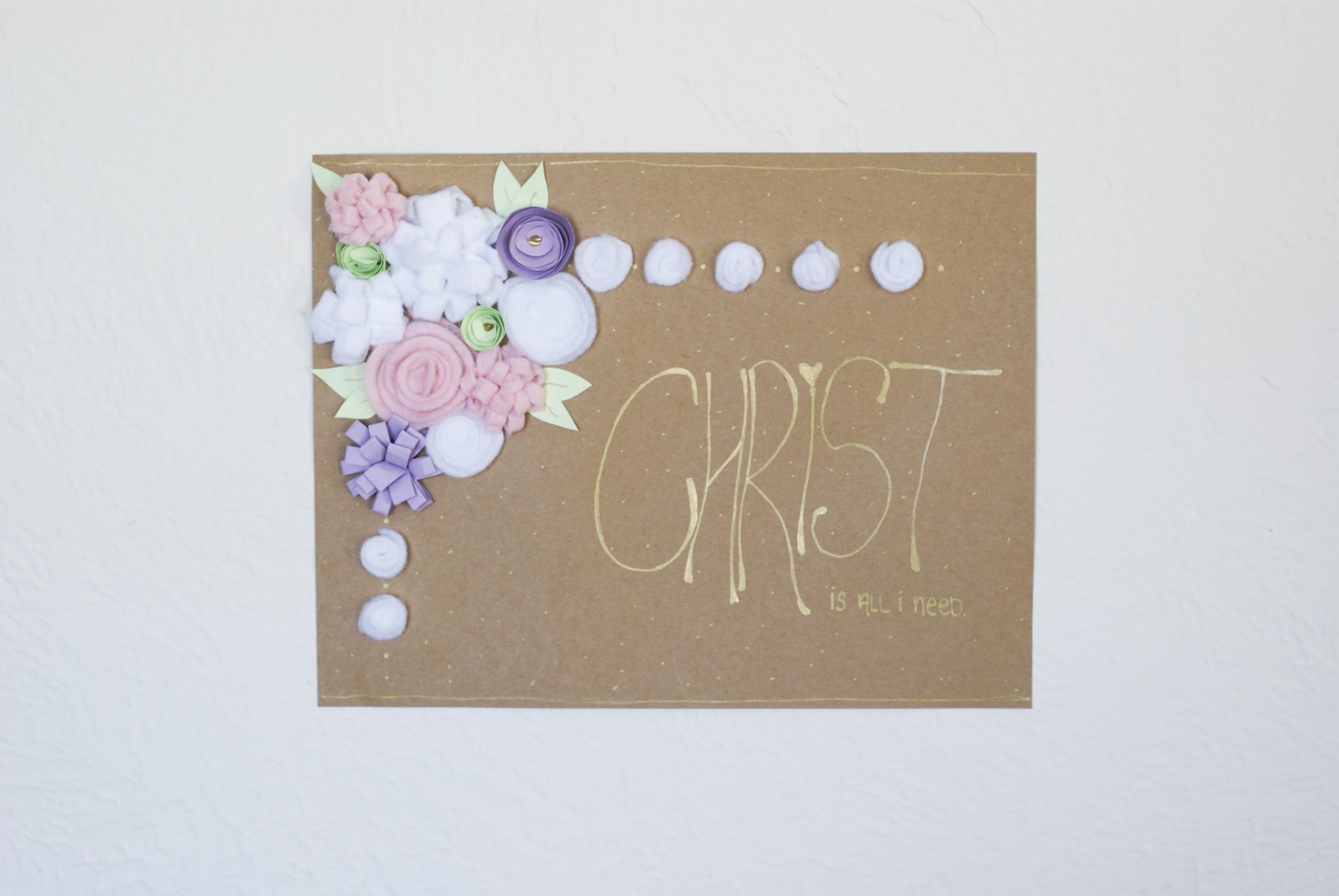 Felt Flowers | DIY Flowers | No Sew Flowers | Easy Flowers Felt | Flower Decor | Use these easy DIY No Sew Flowers to decorate any frame, card, giftbag, whatever you want! Find the tutorial at SixCleverSisters.com.