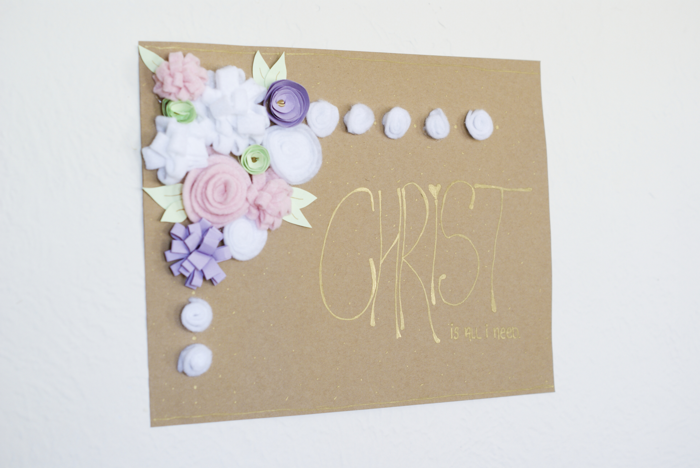 Felt Flowers | DIY Flowers | No Sew Flowers | Easy Flowers Felt | Flower Decor | Use these easy DIY No Sew Flowers to decorate any frame, card, giftbag, whatever you want! Find the tutorial at SixCleverSisters.com.