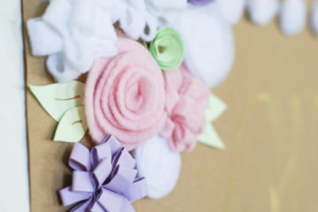 Felt Flowers | DIY Flowers | No Sew Flowers | Easy Flowers Felt | Flower Decor | Use these easy DIY No Sew Flowers to decorate any frame, card, giftbag, whatever you want! Find the tutorial at SixCleverSisters.com.