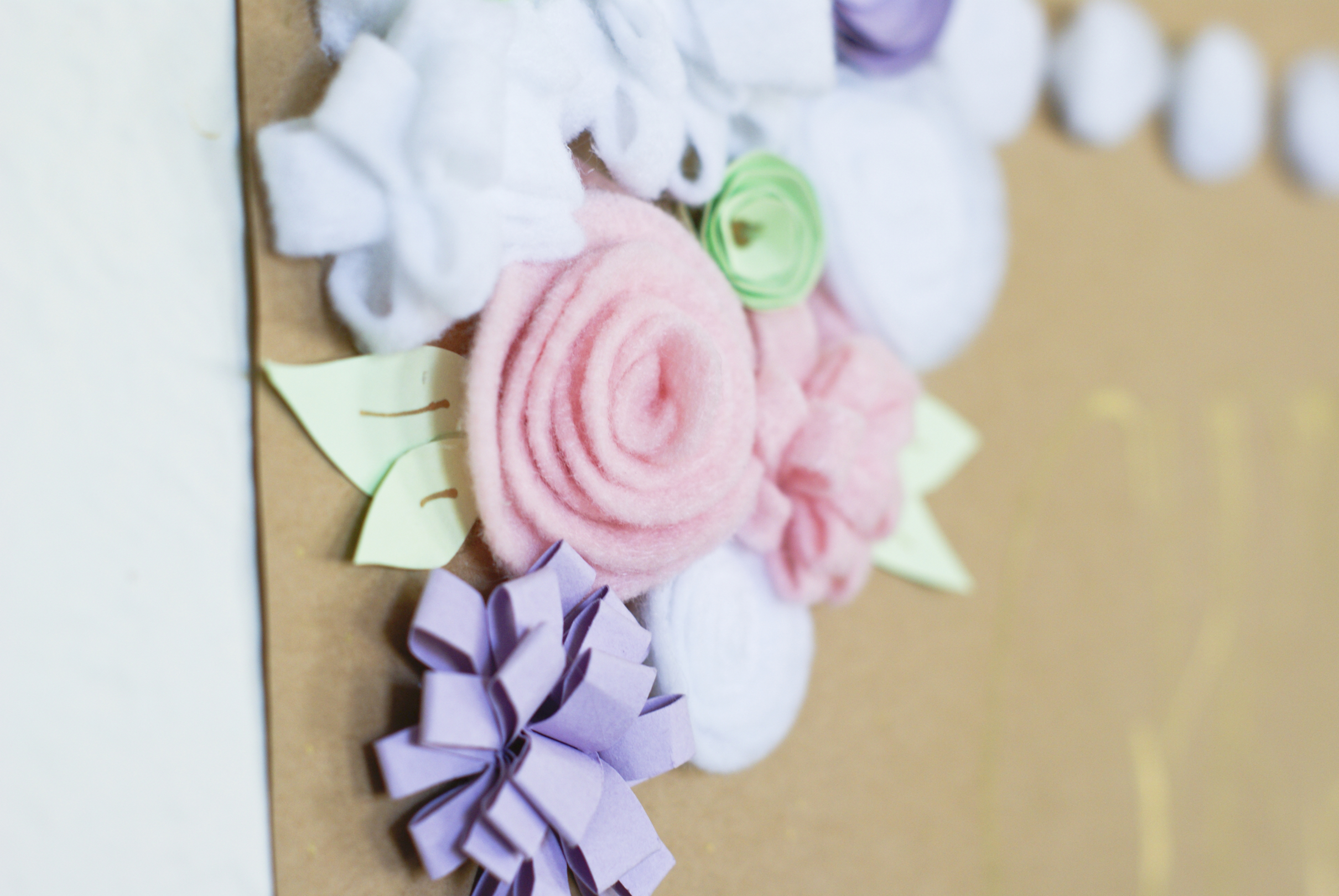 Felt Flowers | DIY Flowers | No Sew Flowers | Easy Flowers Felt | Flower Decor | Use these easy DIY No Sew Flowers to decorate any frame, card, giftbag, whatever you want! Find the tutorial at SixCleverSisters.com.