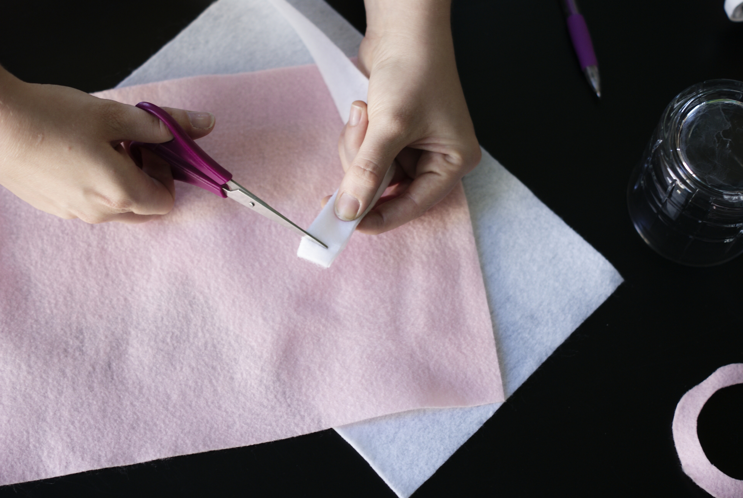 Felt Flowers | DIY Flowers | No Sew Flowers | Easy Flowers Felt | Flower Decor | Use these easy DIY No Sew Flowers to decorate any frame, card, giftbag, whatever you want! Find the tutorial at SixCleverSisters.com.