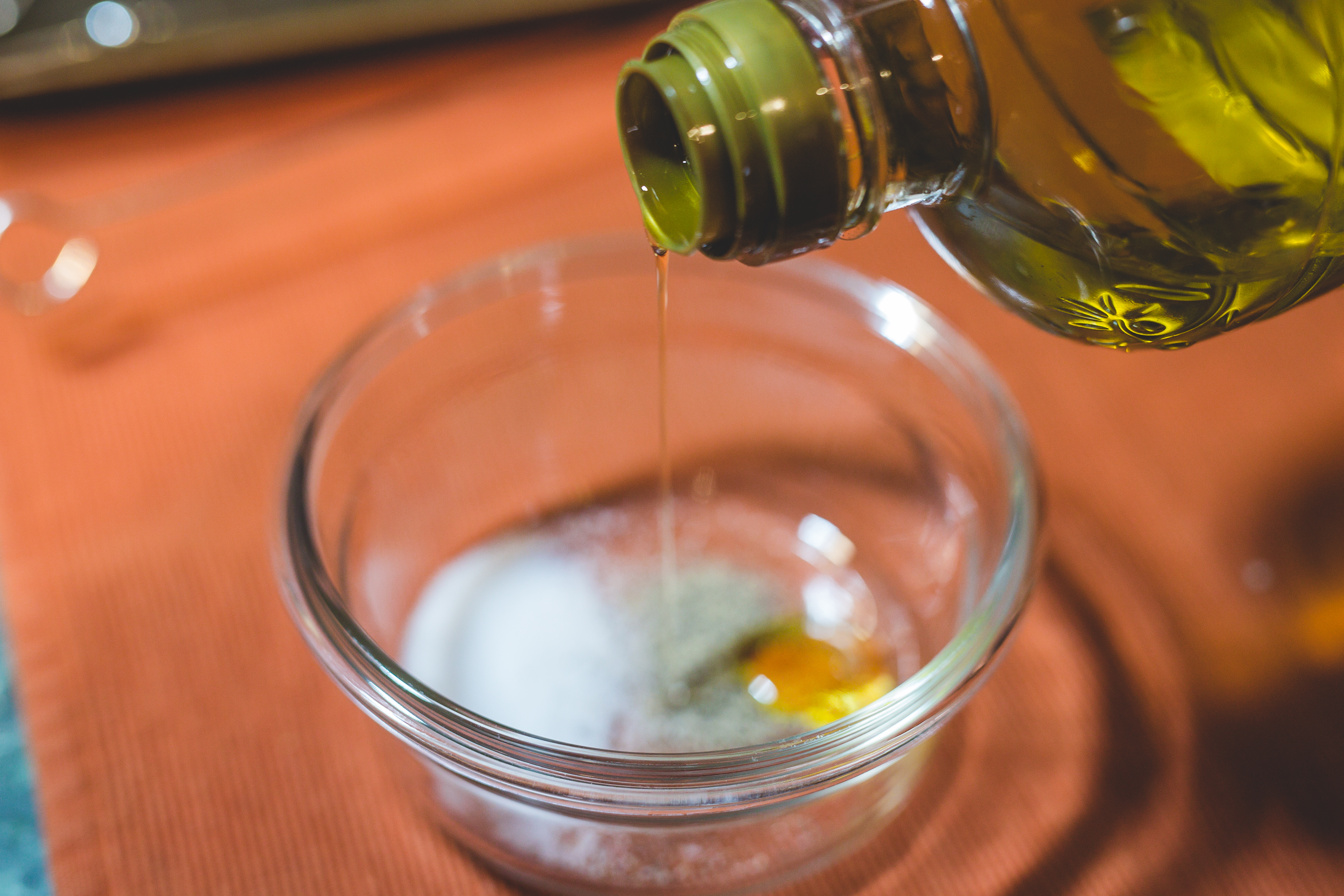 Rib Eye Sandwich | Grilled Rib Eye | Grilled Sandwich Ideas | Grilled Rib Eye Steak | Grilled Steak | Summer Party Food | Food Ideas | Get your grill fired up for the summer and make these delicious rib eye sandwiches for a summer backyard party! Find the recipe and tutorial at SixCleverSisters.com