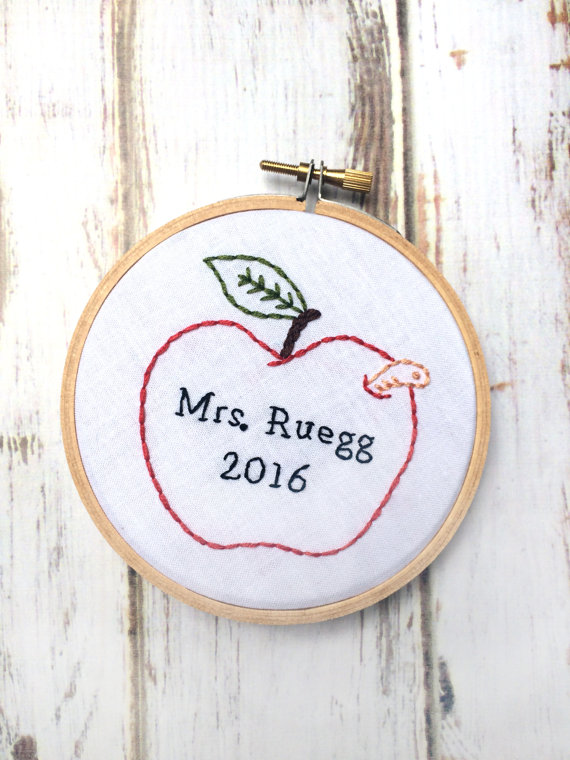 Teacher Gifts | End of Year Teacher Gifts | Teacher Appreciaiton | End of the Year Teacher Gift | Gift Idea for Teacher | Gift Idea for Teacher Appreciaiton | Be sure to thank your teacher this end of the school year for all of their hard work this whole year long! Need some unique ideas in what to give? Check out Six Clever Sisters compilation!