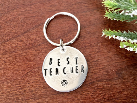 Teacher Gifts | End of Year Teacher Gifts | Teacher Appreciaiton | End of the Year Teacher Gift | Gift Idea for Teacher | Gift Idea for Teacher Appreciaiton | Be sure to thank your teacher this end of the school year for all of their hard work this whole year long! Need some unique ideas in what to give? Check out Six Clever Sisters compilation!
