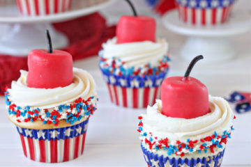 Firecracker Cupcakes | Patriotic Cupcakes | Memorial Day | Picnic Ideas | Red White Blue | Summer Desserts | Picnic Food | Cupcake Recipes | American Fun Food Ideas