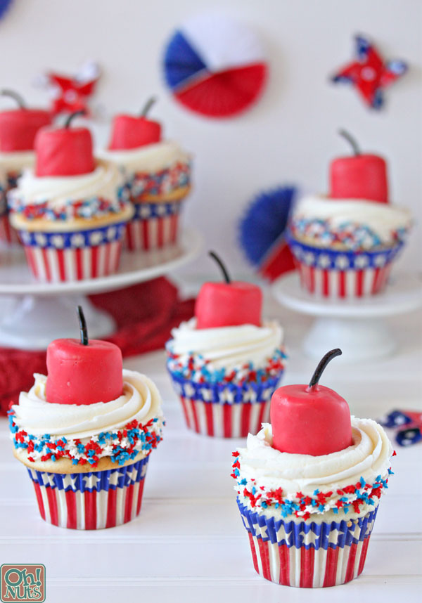 Firecracker Cupcakes | Patriotic Cupcakes | Memorial Day | Picnic Ideas | Red White Blue | Summer Desserts | Picnic Food | Cupcake Recipes | American Fun Food Ideas