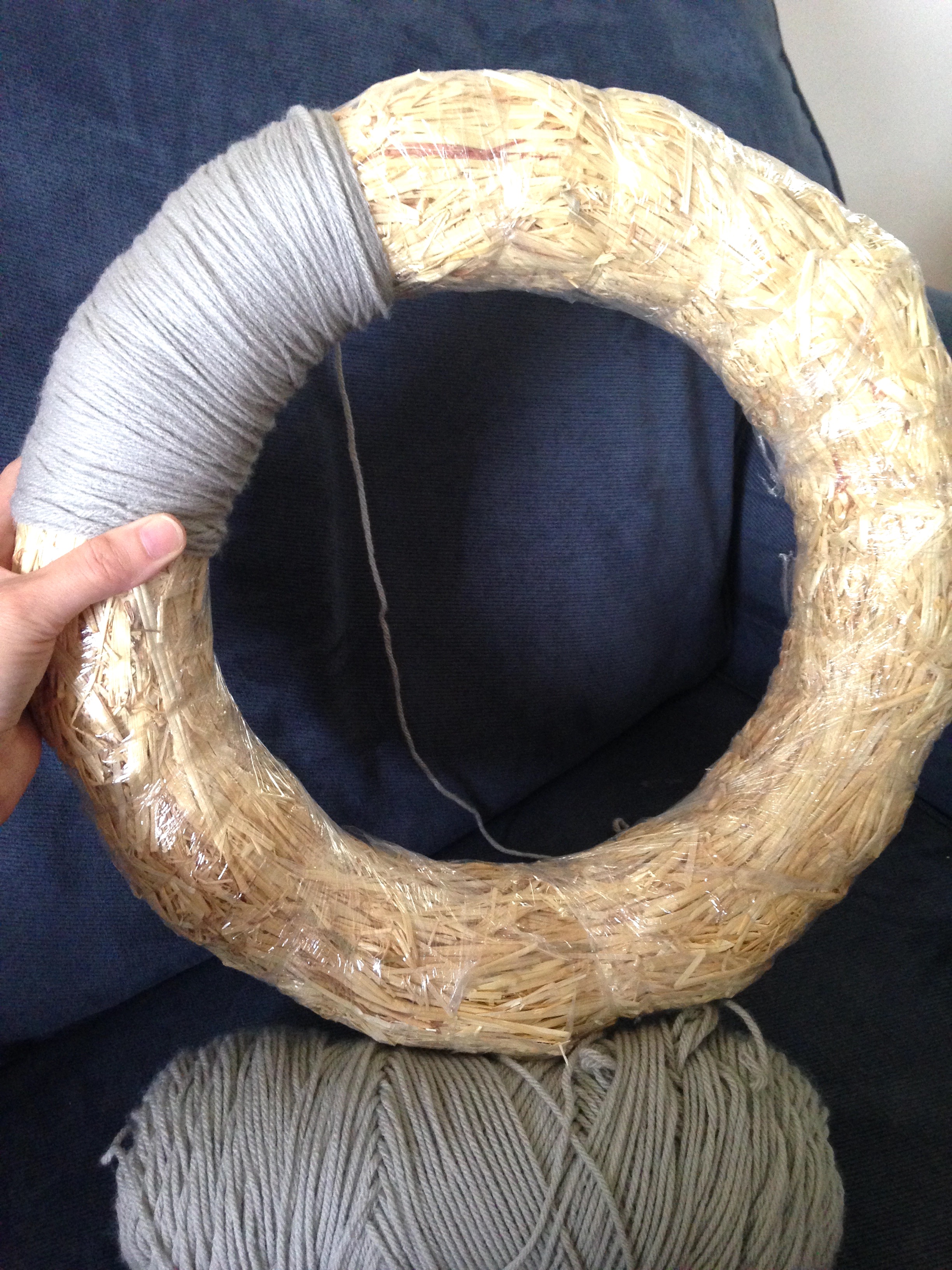 Wreaths | Wreaths For Front Door | Wreath DIY | Yarn Crafts | Yarn Wreath | Home Decor | Front Door Decor | Felt Crafts | Felt Flowers | Yarn Wrapped Wreath | DIY Gifts | Find the tutorial @ Six Clever Sisters for this easy diy decoration. 