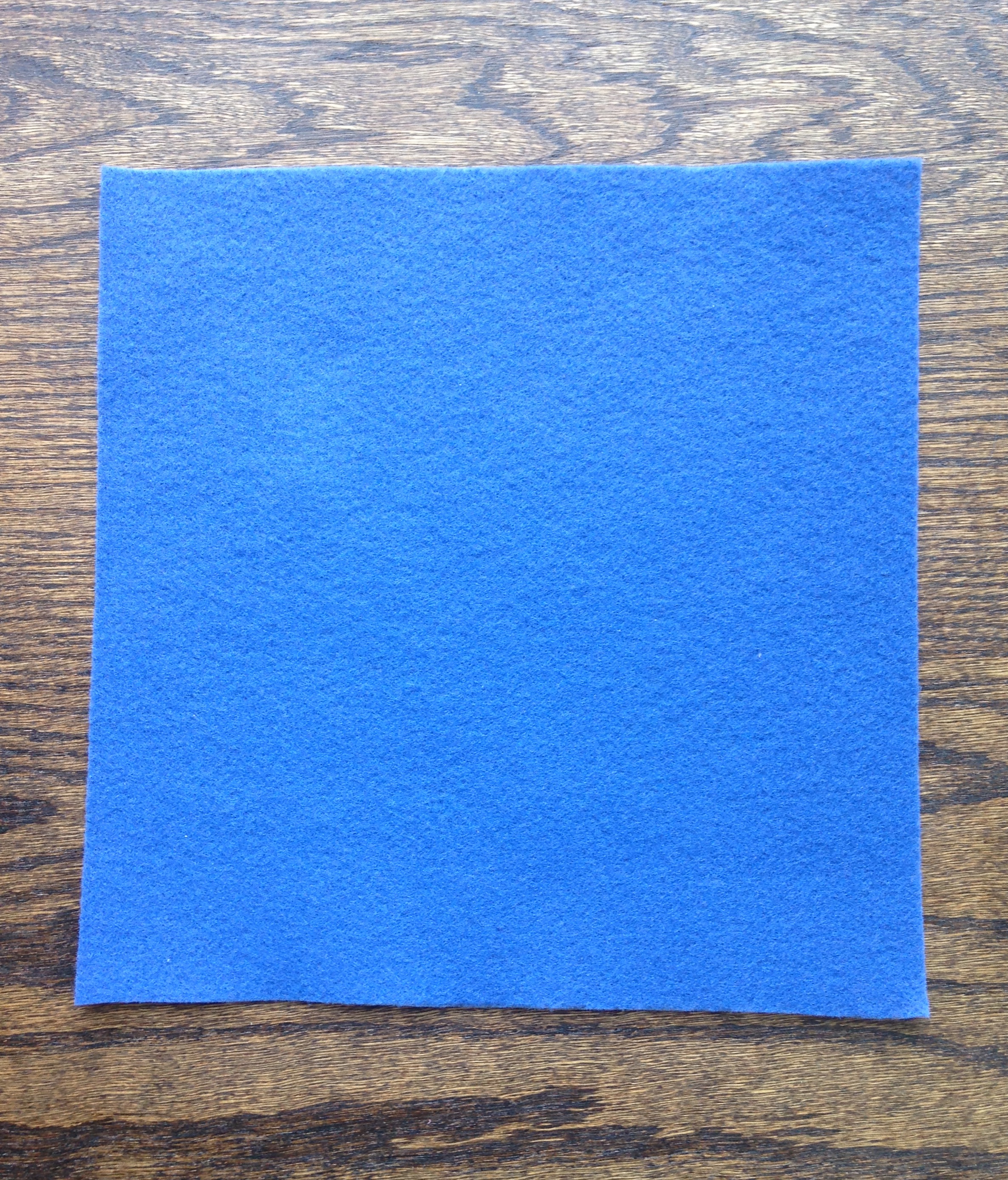 Wreaths | Wreaths For Front Door | Wreath DIY | Yarn Crafts | Yarn Wreath | Home Decor | Front Door Decor | Felt Crafts | Felt Flowers | Yarn Wrapped Wreath | DIY Gifts | Find the tutorial @ Six Clever Sisters for this easy diy decoration.