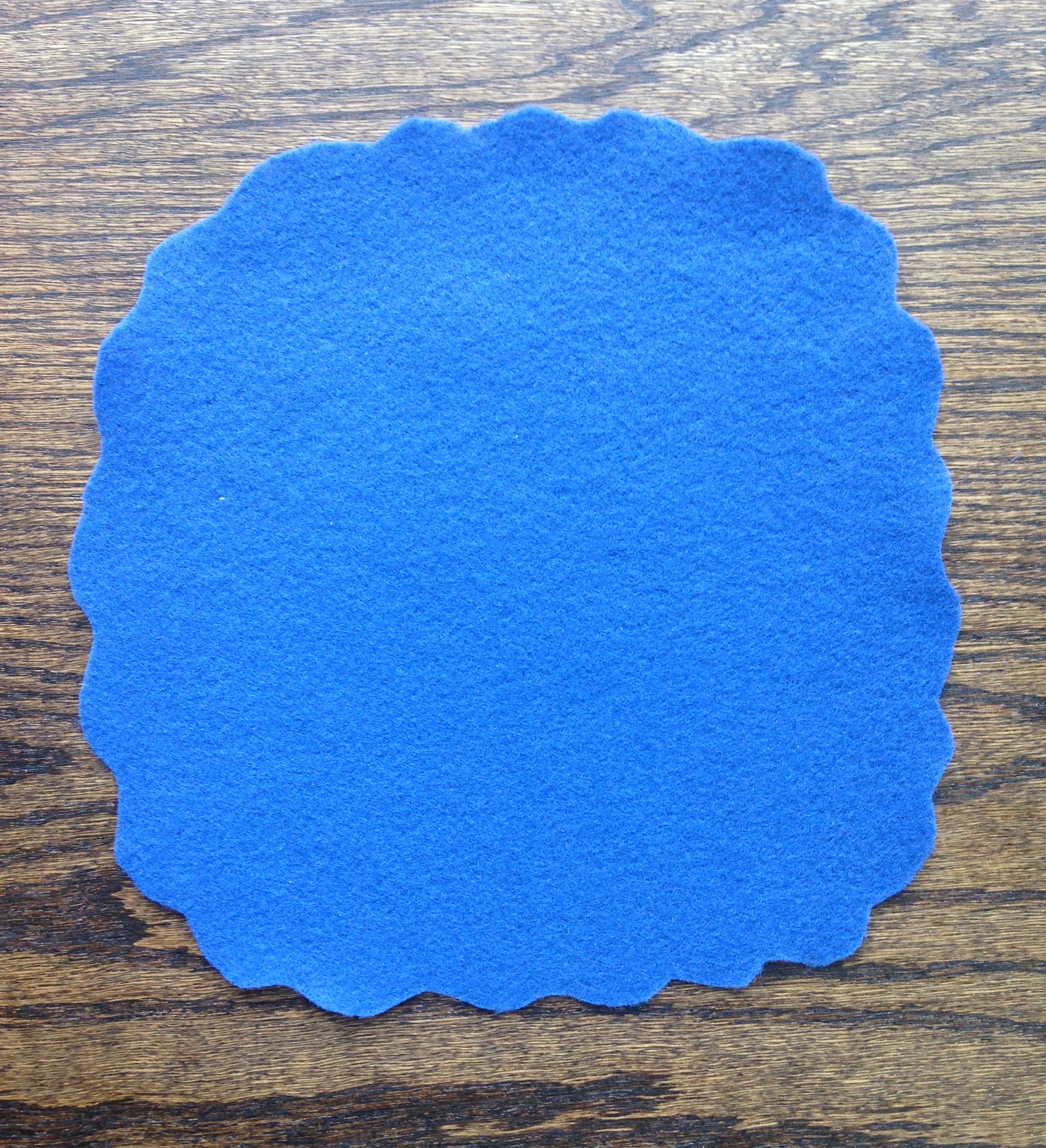 Wreaths | Wreaths For Front Door | Wreath DIY | Yarn Crafts | Yarn Wreath | Home Decor | Front Door Decor | Felt Crafts | Felt Flowers | Yarn Wrapped Wreath | DIY Gifts | Find the tutorial @ Six Clever Sisters for this easy diy decoration.