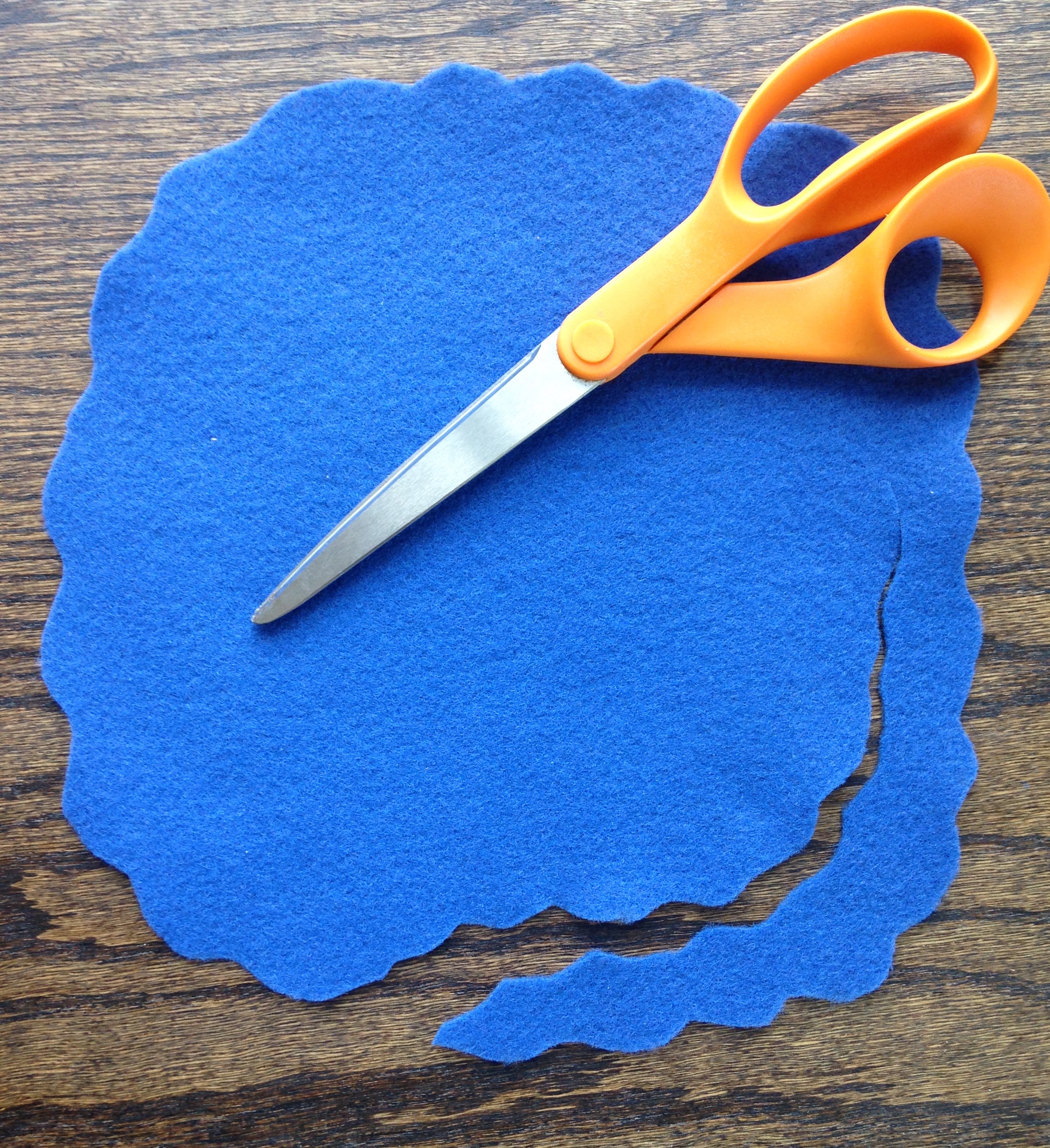 Wreaths | Wreaths For Front Door | Wreath DIY | Yarn Crafts | Yarn Wreath | Home Decor | Front Door Decor | Felt Crafts | Felt Flowers | Yarn Wrapped Wreath | DIY Gifts | Find the tutorial @ Six Clever Sisters for this easy diy decoration.