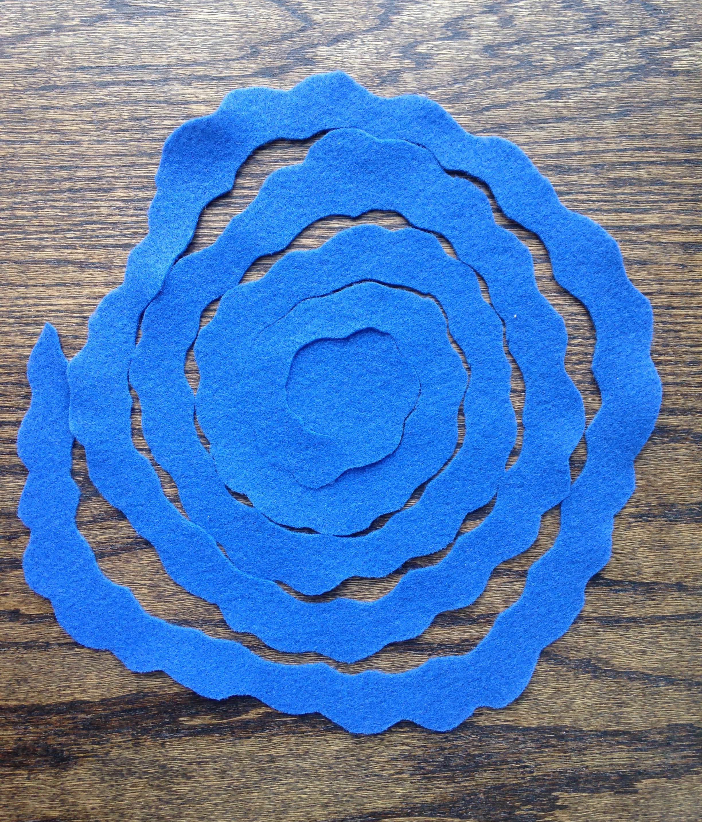 Wreaths | Wreaths For Front Door | Wreath DIY | Yarn Crafts | Yarn Wreath | Home Decor | Front Door Decor | Felt Crafts | Felt Flowers | Yarn Wrapped Wreath | DIY Gifts | Find the tutorial @ Six Clever Sisters for this easy diy decoration.