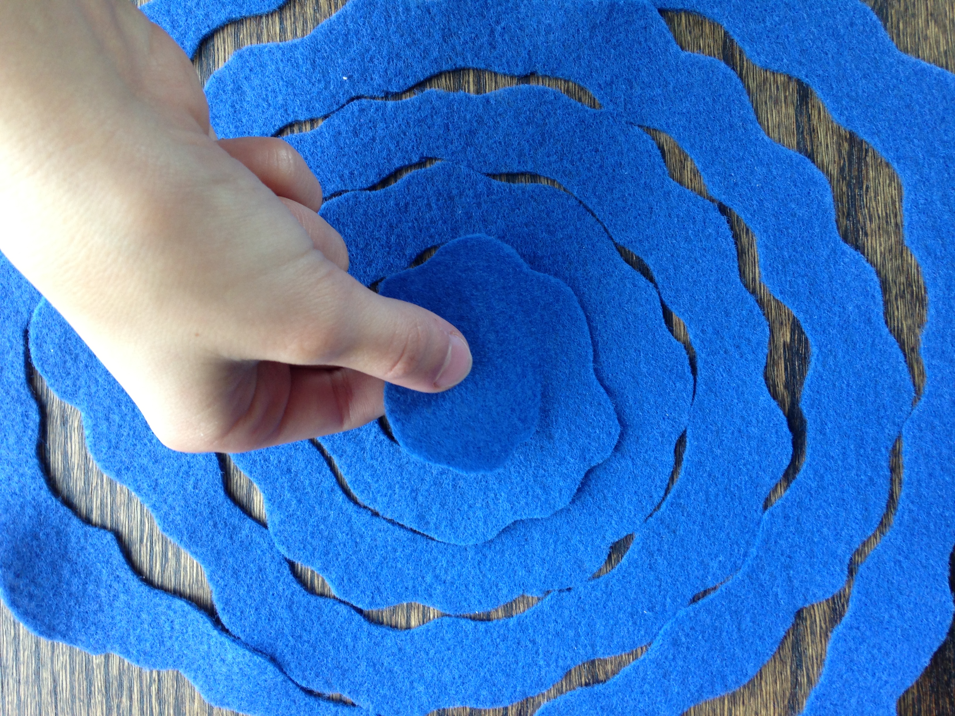 Wreaths | Wreaths For Front Door | Wreath DIY | Yarn Crafts | Yarn Wreath | Home Decor | Front Door Decor | Felt Crafts | Felt Flowers | Yarn Wrapped Wreath | DIY Gifts | Find the tutorial @ Six Clever Sisters for this easy diy decoration.