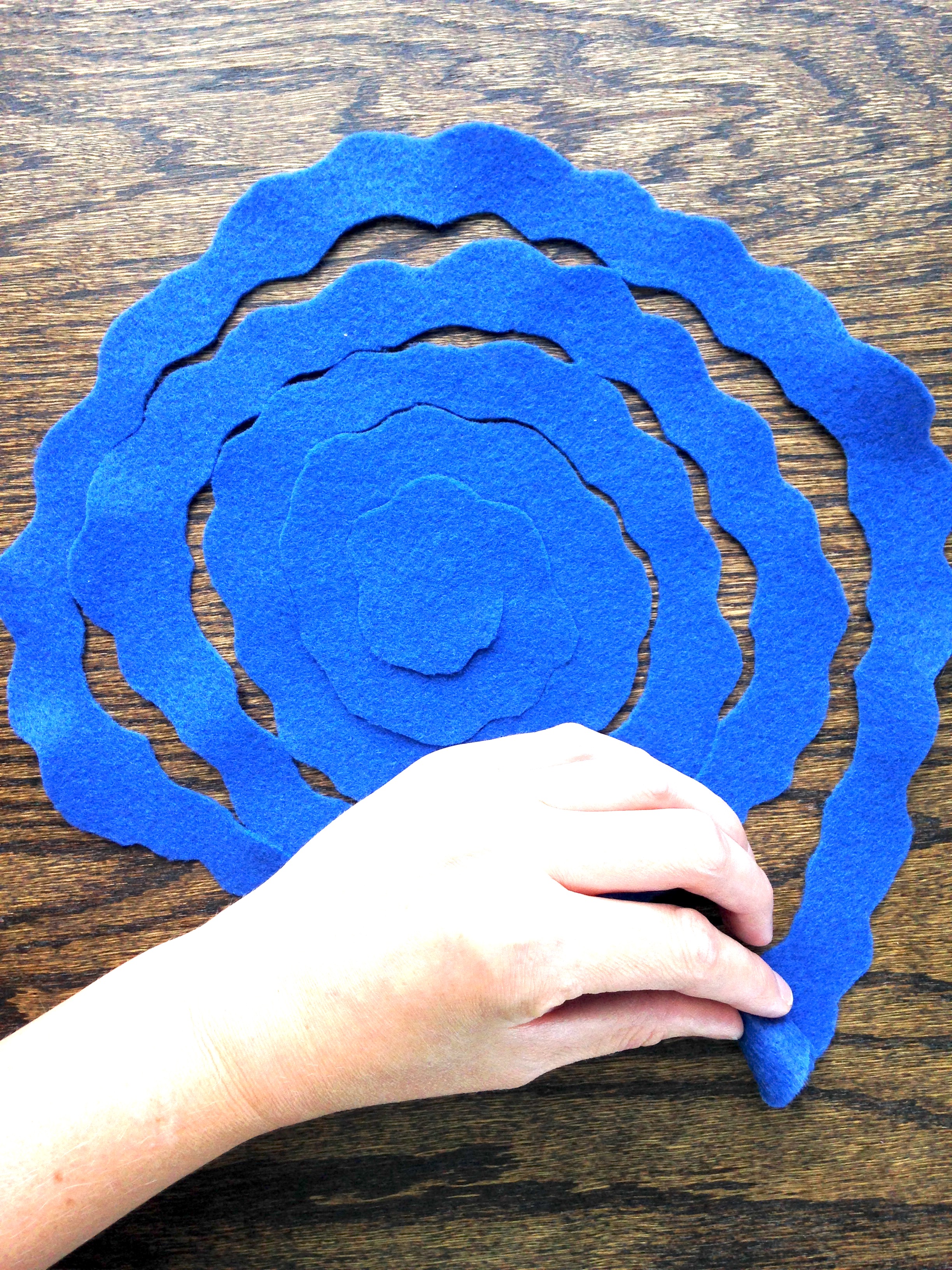 Wreaths | Wreaths For Front Door | Wreath DIY | Yarn Crafts | Yarn Wreath | Home Decor | Front Door Decor | Felt Crafts | Felt Flowers | Yarn Wrapped Wreath | DIY Gifts | Find the tutorial @ Six Clever Sisters for this easy diy decoration.