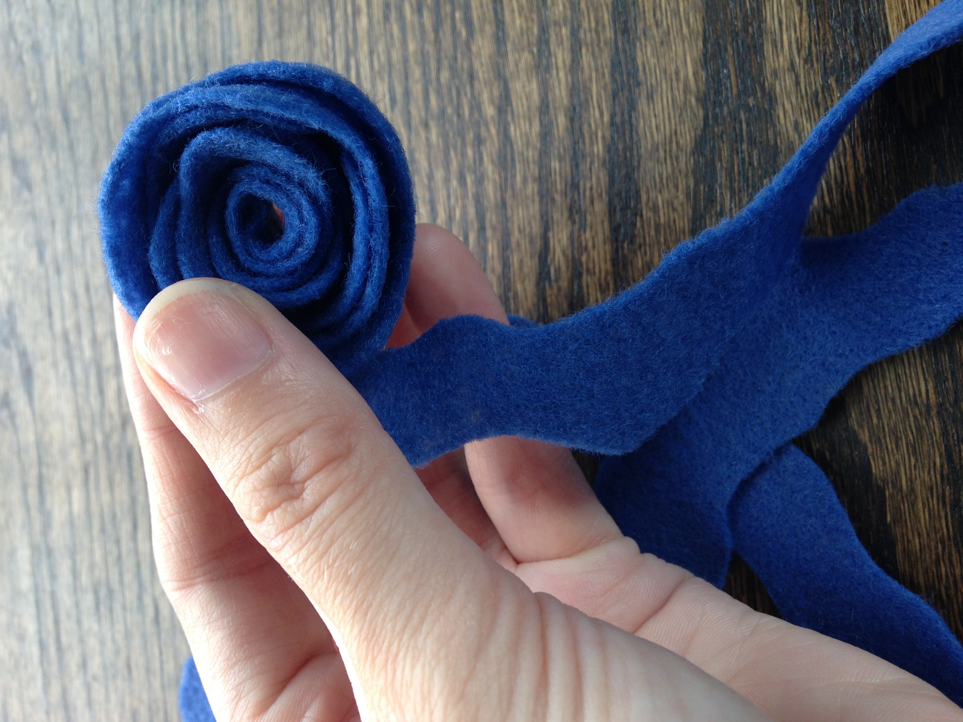 Wreaths | Wreaths For Front Door | Wreath DIY | Yarn Crafts | Yarn Wreath | Home Decor | Front Door Decor | Felt Crafts | Felt Flowers | Yarn Wrapped Wreath | DIY Gifts | Find the tutorial @ Six Clever Sisters for this easy diy decoration.