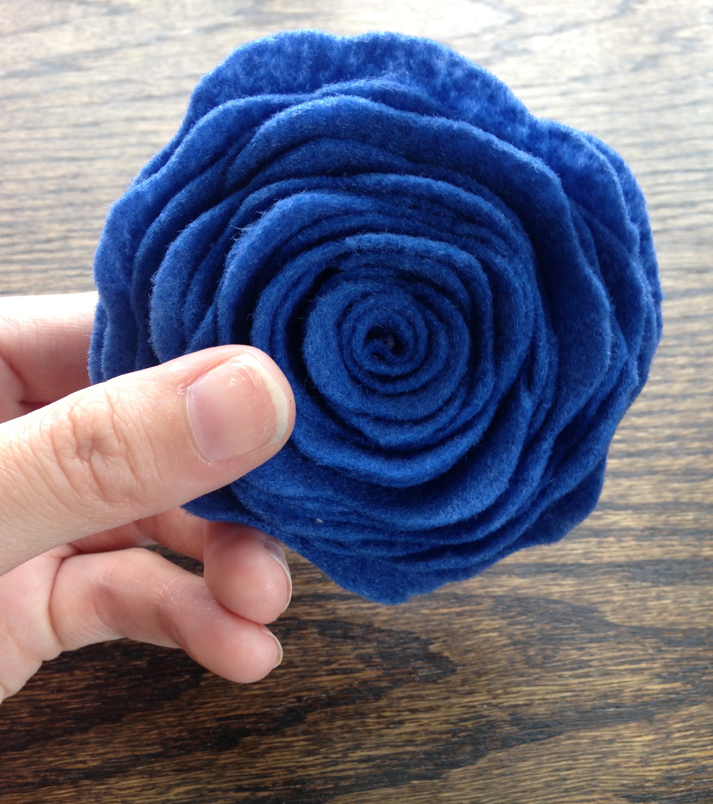 Wreaths | Wreaths For Front Door | Wreath DIY | Yarn Crafts | Yarn Wreath | Home Decor | Front Door Decor | Felt Crafts | Felt Flowers | Yarn Wrapped Wreath | DIY Gifts | Find the tutorial @ Six Clever Sisters for this easy diy decoration.