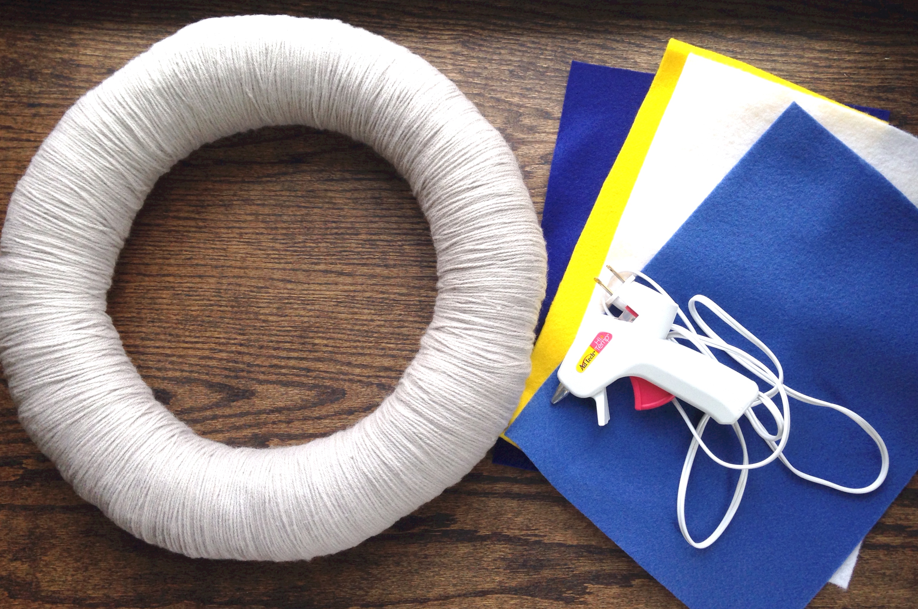 Wreaths | Wreaths For Front Door | Wreath DIY | Yarn Crafts | Yarn Wreath | Home Decor | Front Door Decor | Felt Crafts | Felt Flowers | Yarn Wrapped Wreath | DIY Gifts | Find the tutorial @ Six Clever Sisters for this easy diy decoration.