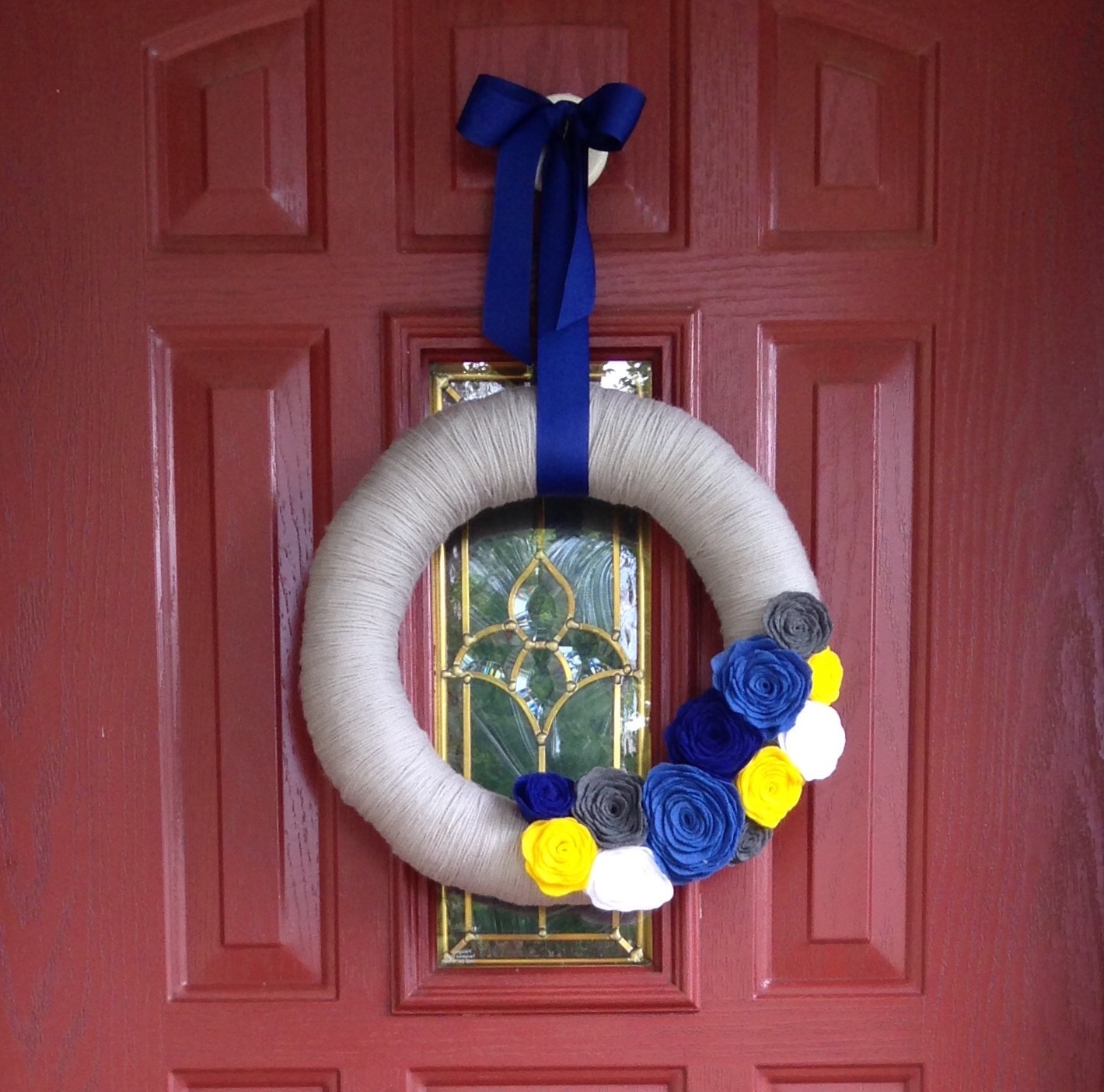 Wreaths | Wreaths For Front Door | Wreath DIY | Yarn Crafts | Yarn Wreath | Home Decor | Front Door Decor | Felt Crafts | Felt Flowers | Yarn Wrapped Wreath | DIY Gifts | Find the tutorial @ Six Clever Sisters for this easy diy decoration.