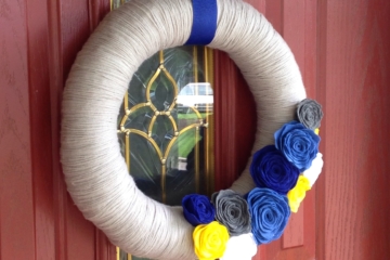 Wreaths | Wreaths For Front Door | Wreath DIY | Yarn Crafts | Yarn Wreath | Home Decor | Front Door Decor | Felt Crafts | Felt Flowers | Yarn Wrapped Wreath | DIY Gifts | Find the tutorial @ Six Clever Sisters for this easy diy decoration.