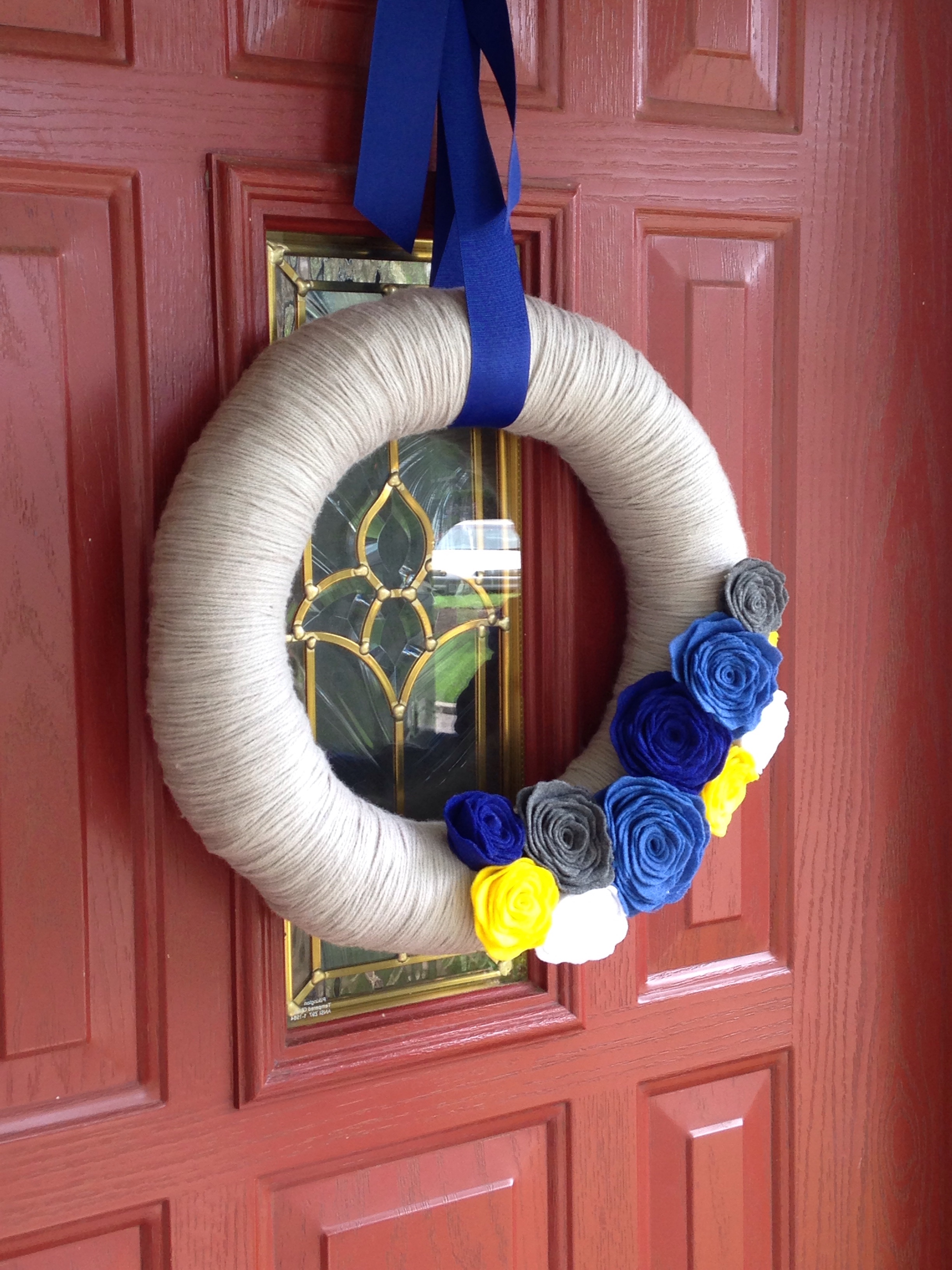 Wreaths | Wreaths For Front Door | Wreath DIY | Yarn Crafts | Yarn Wreath | Home Decor | Front Door Decor | Felt Crafts | Felt Flowers | Yarn Wrapped Wreath | DIY Gifts | Find the tutorial @ Six Clever Sisters for this easy diy decoration.