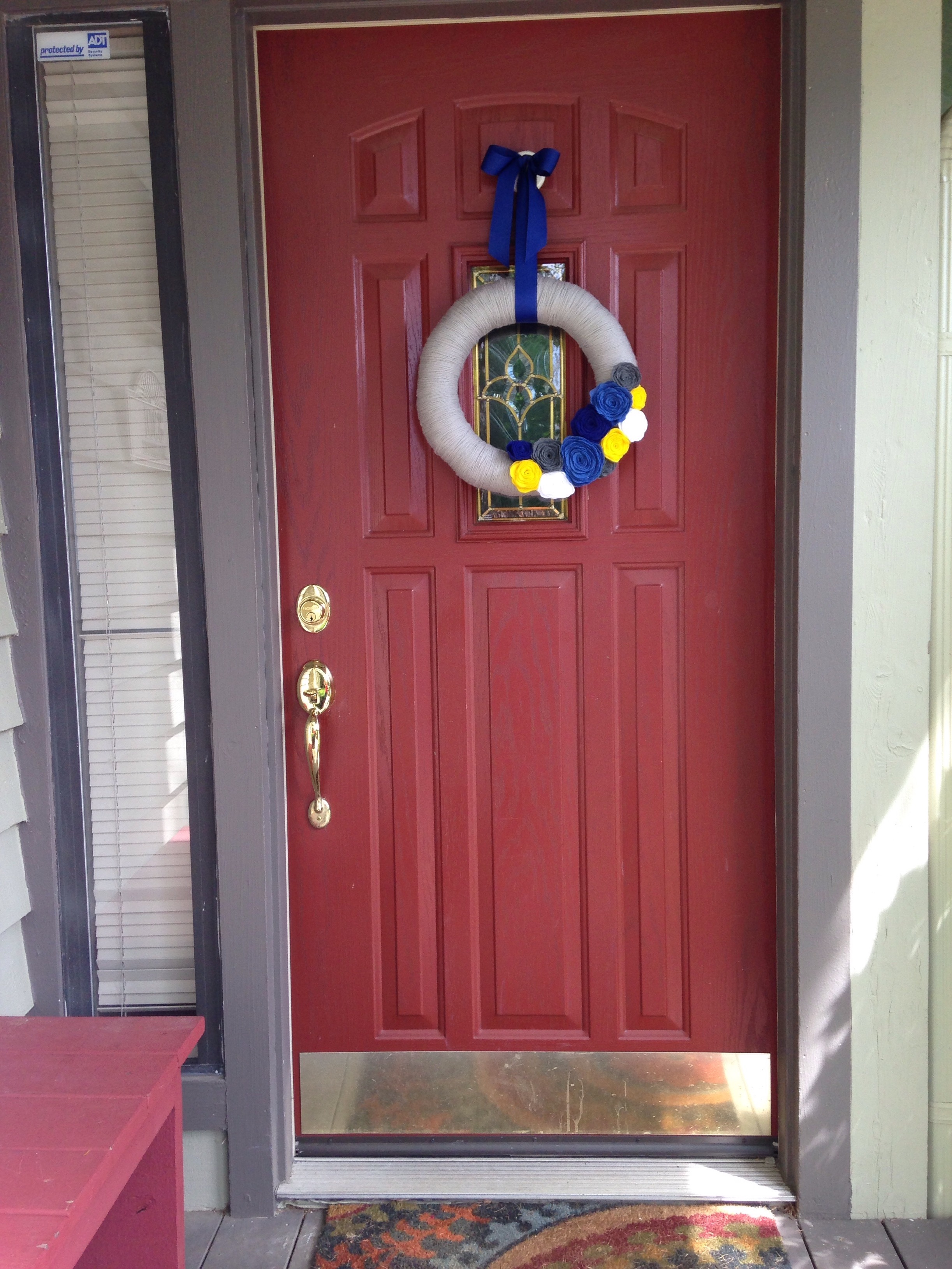 Wreaths | Wreaths For Front Door | Wreath DIY | Yarn Crafts | Yarn Wreath | Home Decor | Front Door Decor | Felt Crafts | Felt Flowers | Yarn Wrapped Wreath | DIY Gifts | Find the tutorial @ Six Clever Sisters for this easy diy decoration.