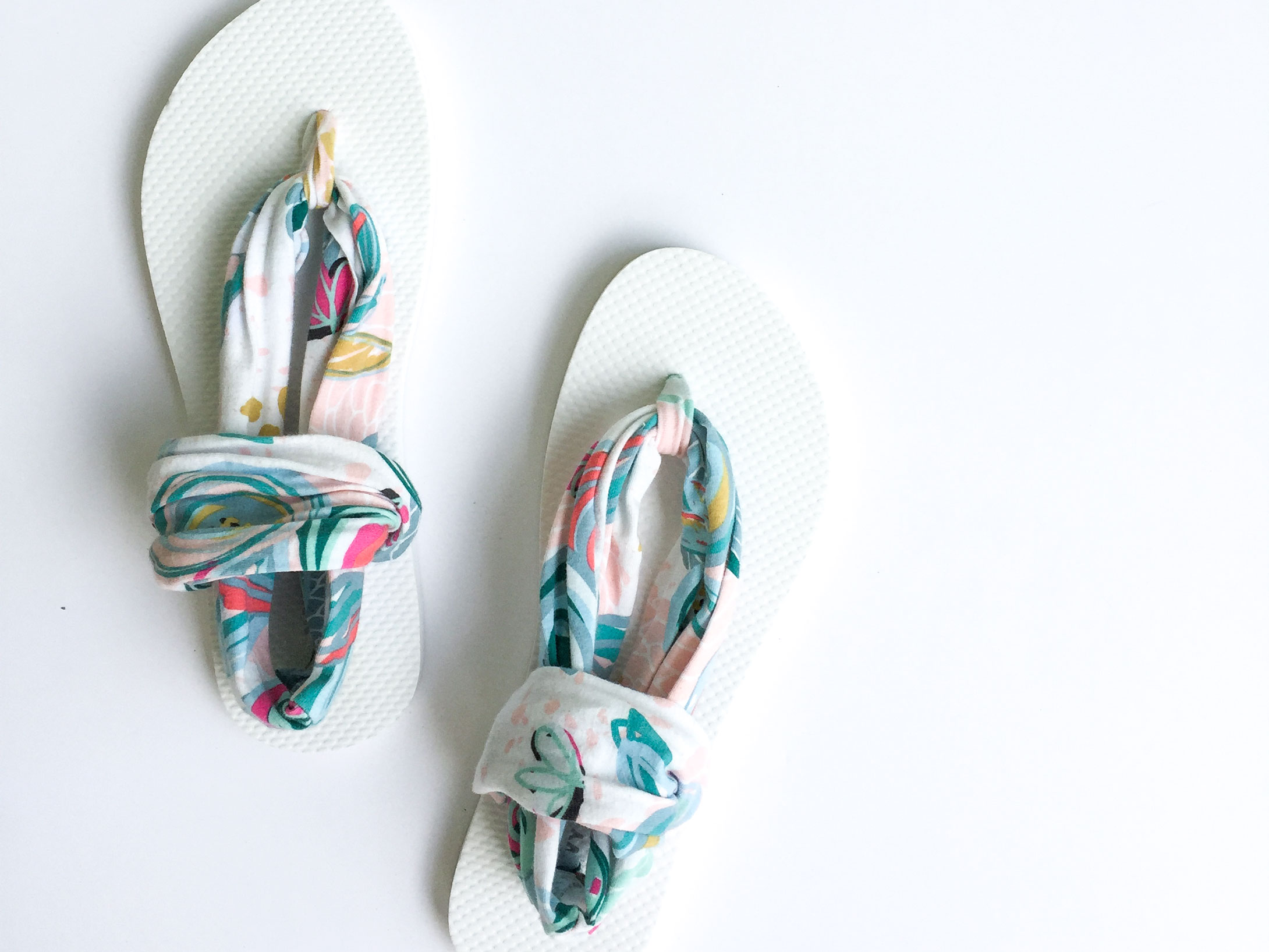  Flip Flops | Flip Flop Crafts |. Flip Flops DIY | Flip Flops DIY Fabric | Flip Flops DIY Kids | Flip Flop DIY Crafts | Flip Flop Makeover | Flip Flop Makevoer DIY | Flip Flop Ideas | Flip Flop Into Summer | DIY Flip Flops | DIY Flip Flops for Kids | DIY Flip Flops Ribbon | Flip Flops Decorated | Cute Flip Flops | Cute Flip Flops for Teens | Cute Flip Flops Fashion | You can turn some plain flip flops into something super cute with a few diy ideas on sixcleversisters.com !