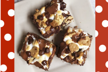 S'mores Bars | To Feed A Crowd | Easy Desserts | Sheet Pan Dessert | Recipe | Dessert | Chocolate | S'mores | Campfire Food | Hershey's Chocolate | Dessert Bars | Marshmallow Desserts | Looking for nice, summery dessert to feed a crowd? We've got the perfect recipe that will wow your guest! Head to Six Clever Sisters for the full recipe.