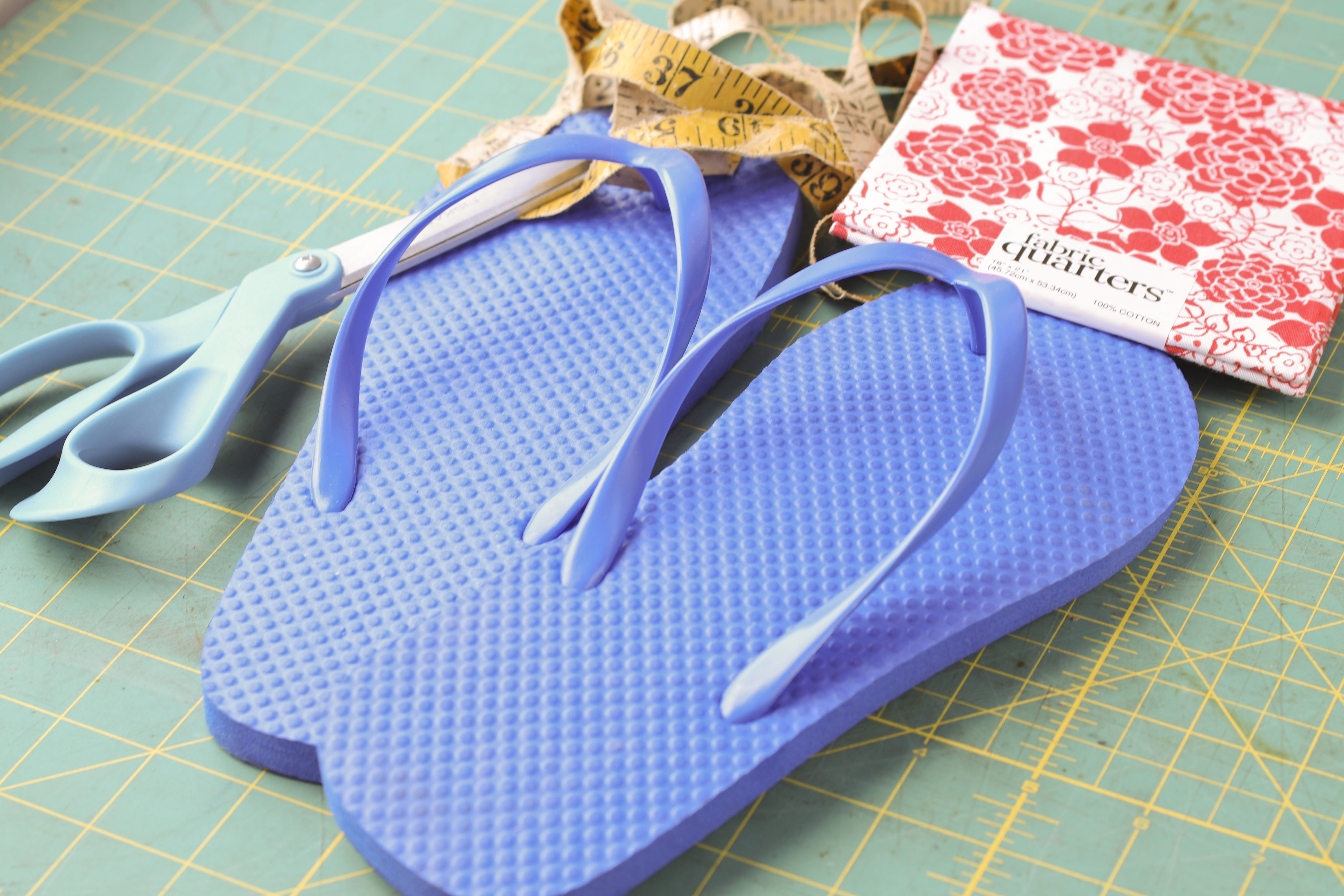 DIY Flip Flops | Flip Flop Makeover | Flip Flop | Pretty Flip Flops | DIY Flip Flop Fabric | DIY Flip Flop for Kids | Find out how to make these cute Fourth of July flip flops for kids at SixCleverSisters.com !