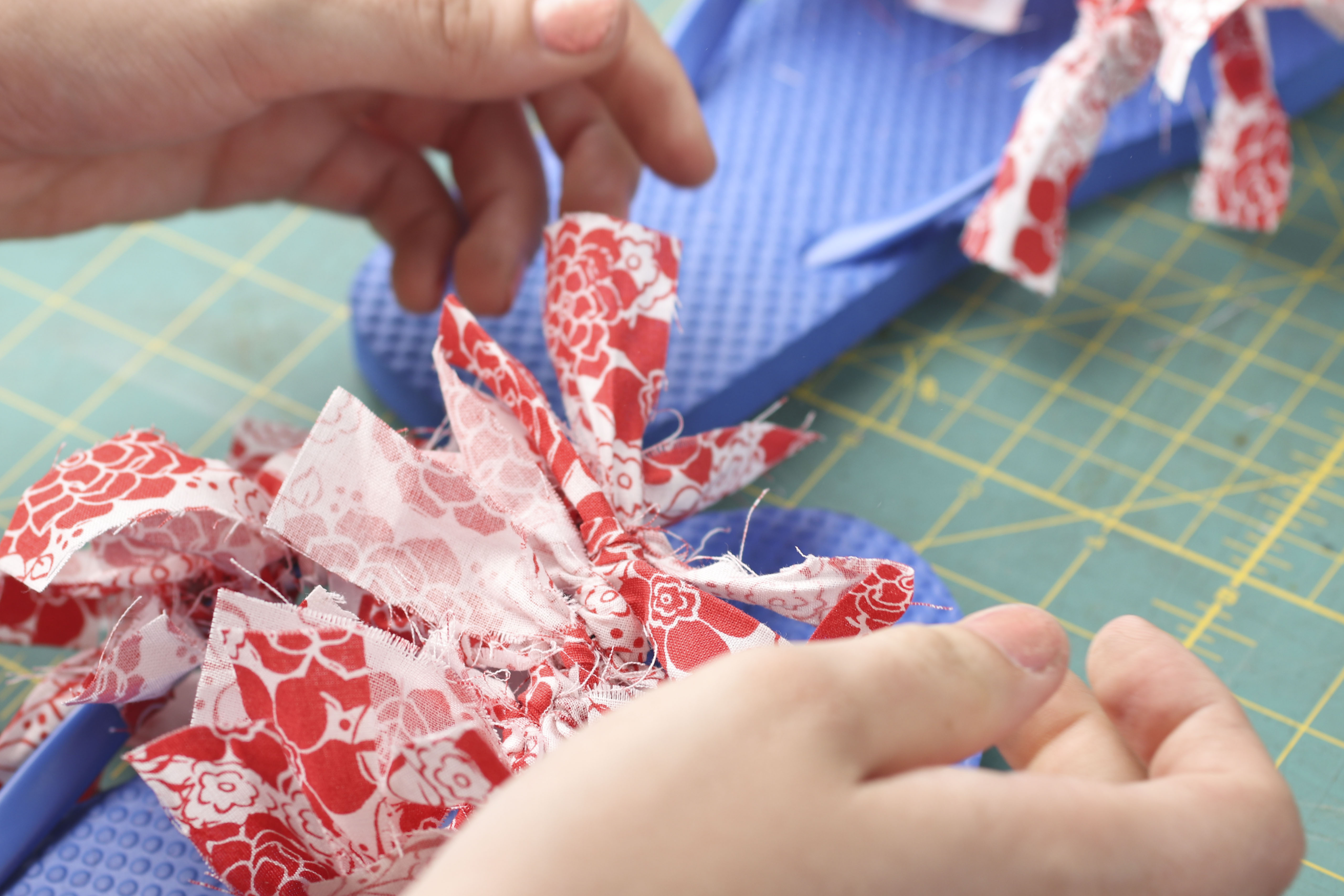 DIY Flip Flops | Flip Flop Makeover | Flip Flop | Pretty Flip Flops | DIY Flip Flop Fabric | DIY Flip Flop for Kids | Find out how to make these cute Fourth of July flip flops for kids at SixCleverSisters.com !