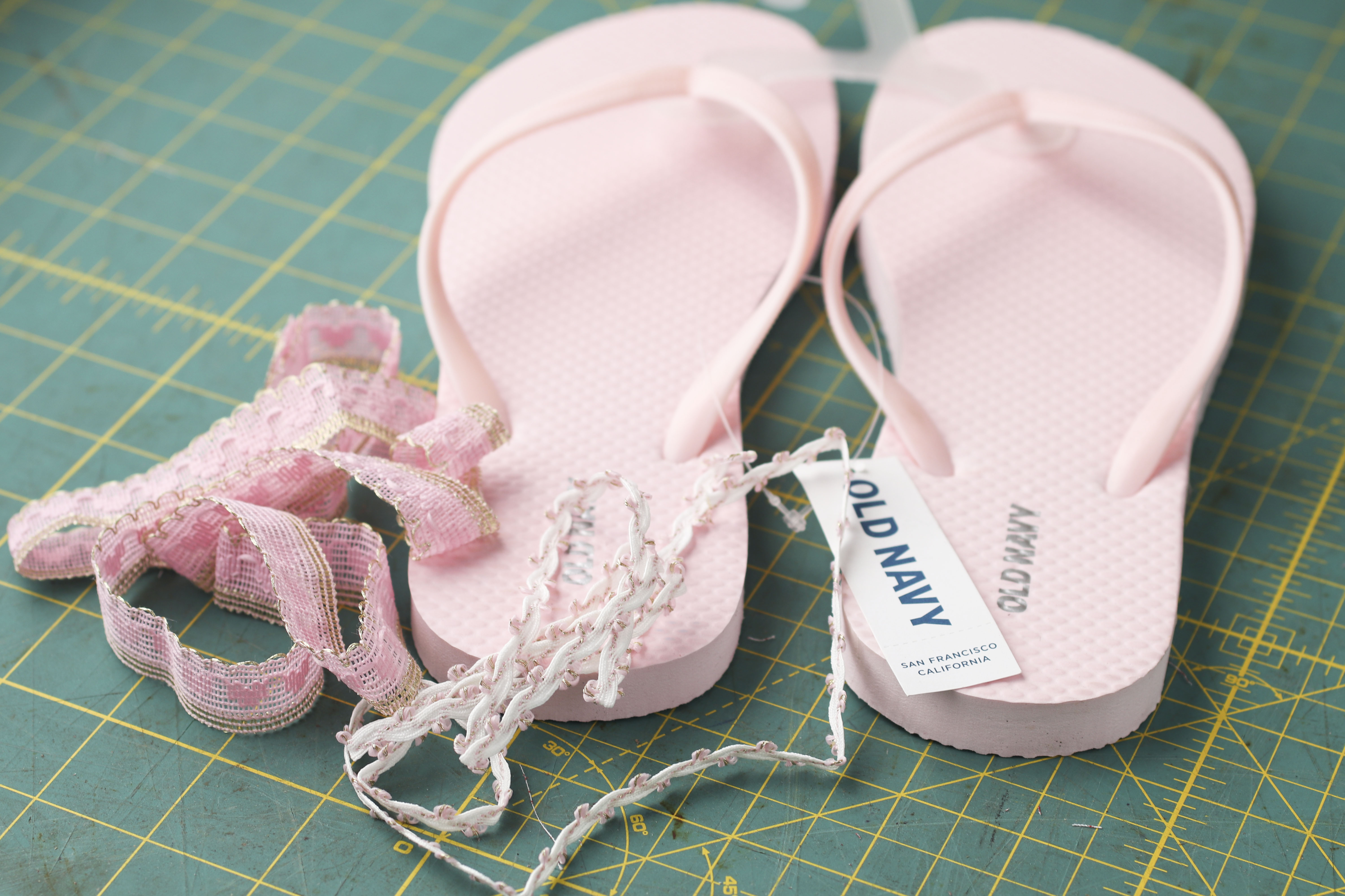 DIY Flip Flops | Flip Flop Makeover | Flip Flop | Pretty Flip Flops | DIY Flip Flop Fabric | DIY Flip Flop for Kids | Find out how to make these cute Fourth of July flip flops for kids at SixCleverSisters.com !