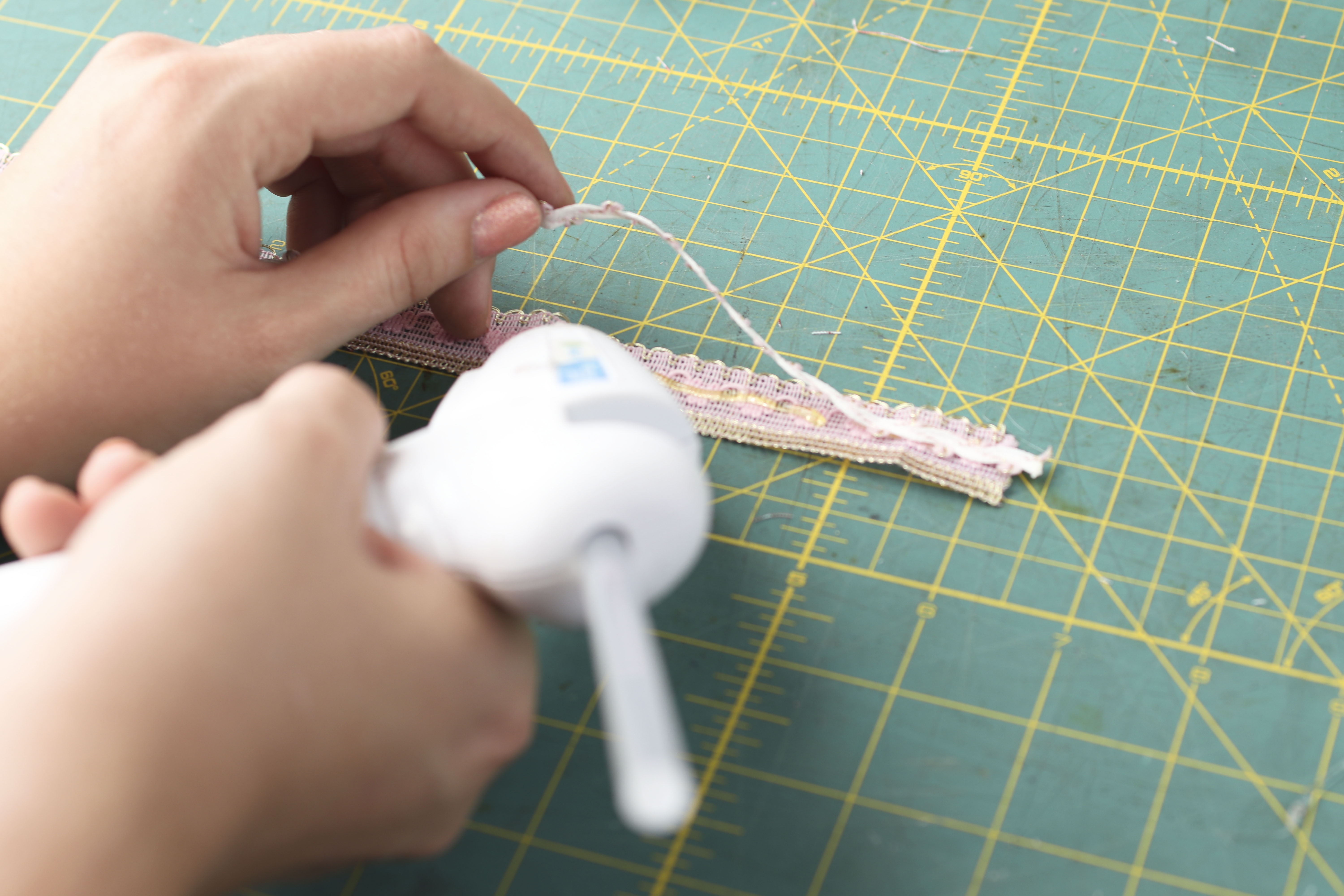 DIY Flip Flops | Flip Flop Makeover | Flip Flop | Pretty Flip Flops | DIY Flip Flop Fabric | DIY Flip Flop for Kids | Find out how to make these cute Fourth of July flip flops for kids at SixCleverSisters.com !