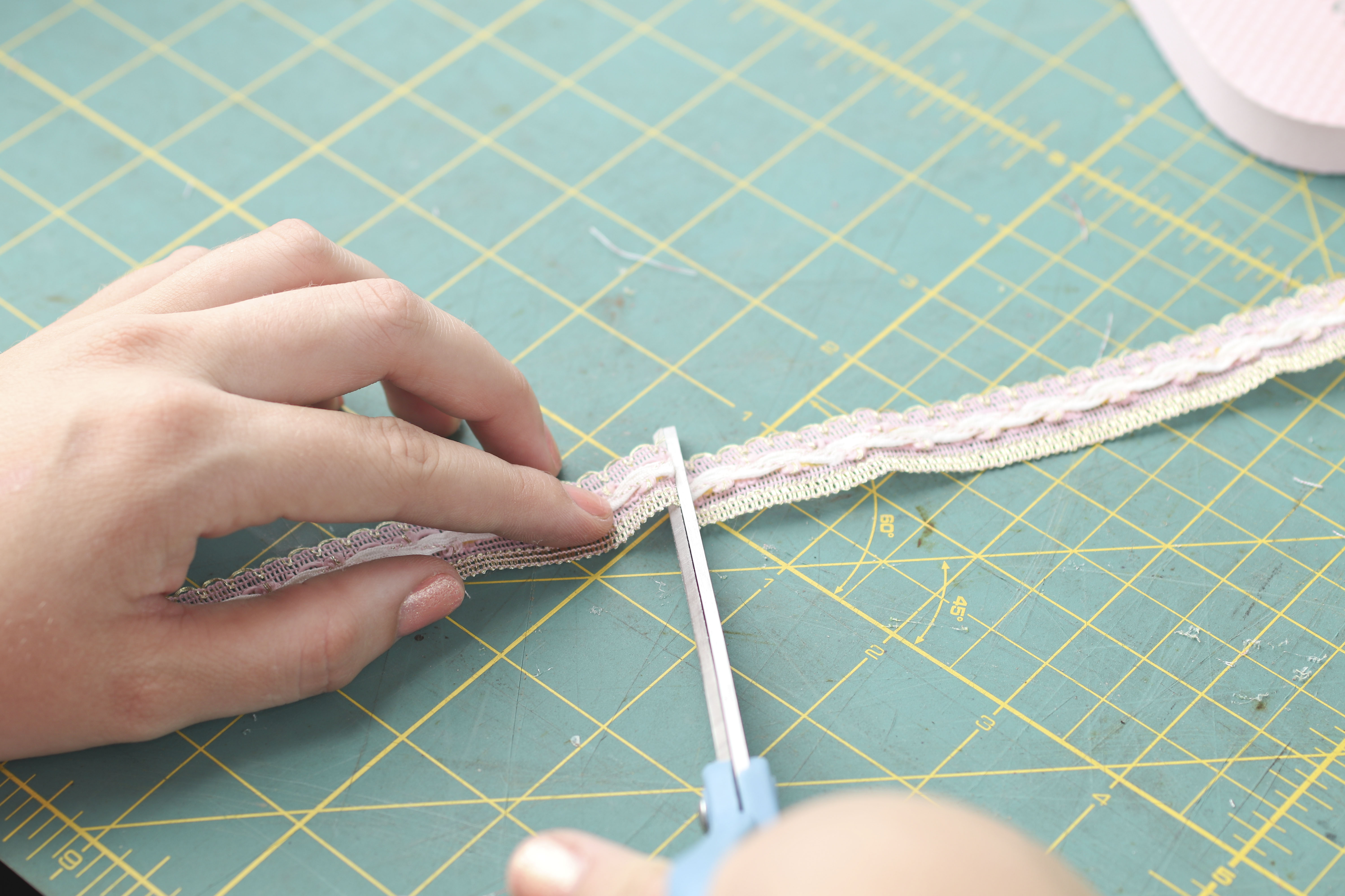 DIY Flip Flops | Flip Flop Makeover | Flip Flop | Pretty Flip Flops | DIY Flip Flop Fabric | DIY Flip Flop for Kids | Find out how to make these cute Fourth of July flip flops for kids at SixCleverSisters.com !