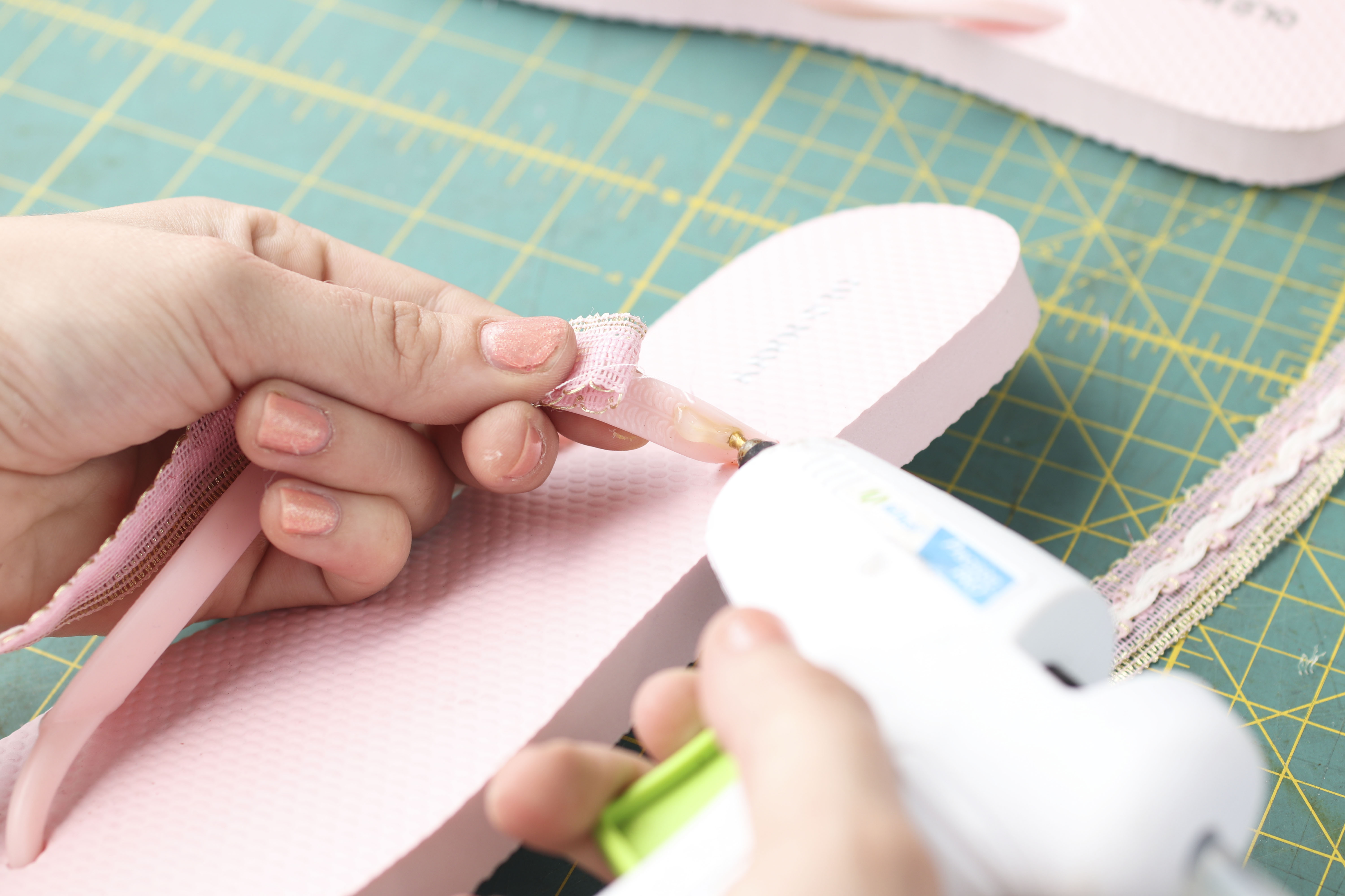 DIY Flip Flops | Flip Flop Makeover | Flip Flop | Pretty Flip Flops | DIY Flip Flop Fabric | DIY Flip Flop for Kids | Find out how to make these cute Fourth of July flip flops for kids at SixCleverSisters.com !