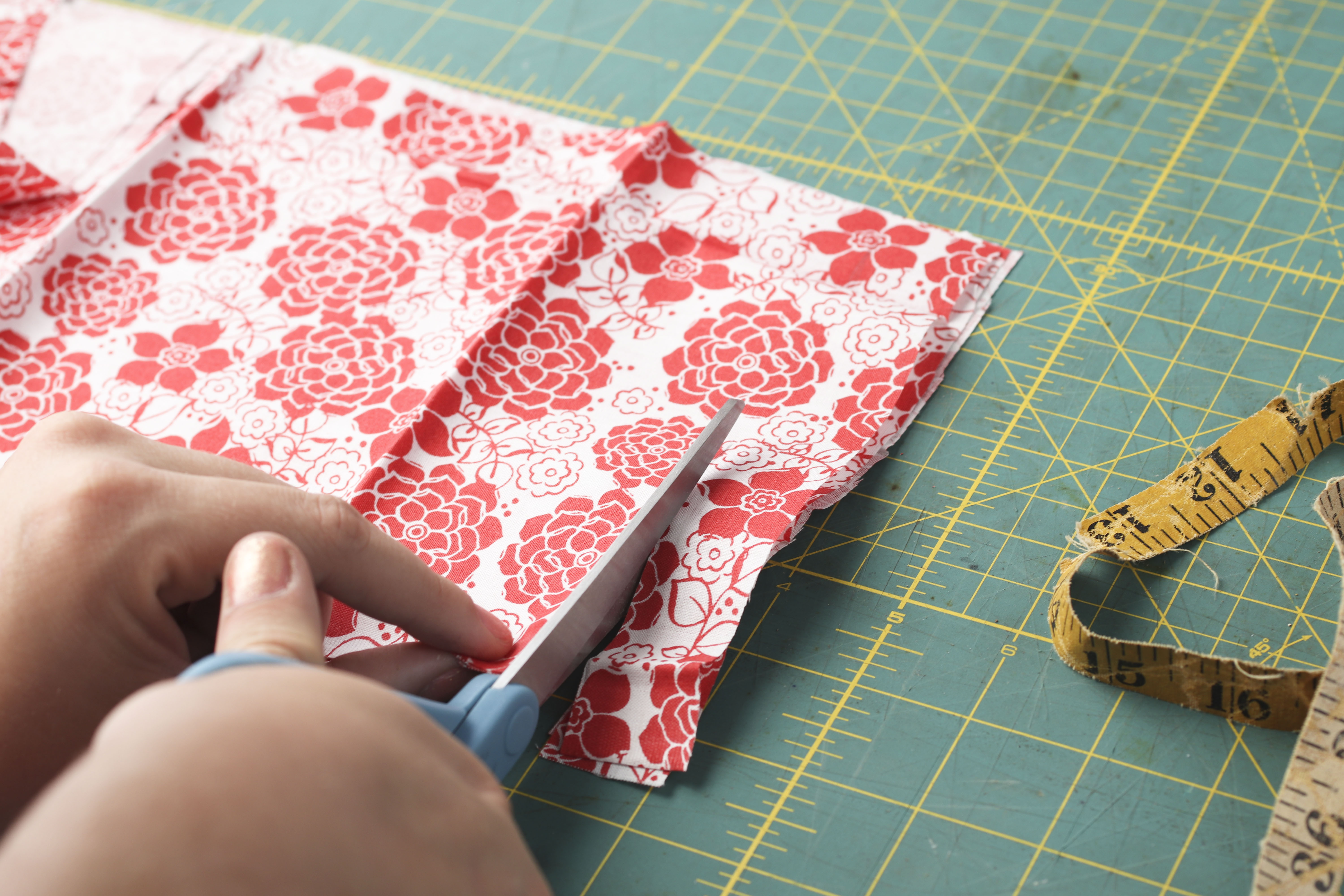 DIY Flip Flops | Flip Flop Makeover | Flip Flop | Pretty Flip Flops | DIY Flip Flop Fabric | DIY Flip Flop for Kids | Find out how to make these cute Fourth of July flip flops for kids at SixCleverSisters.com !