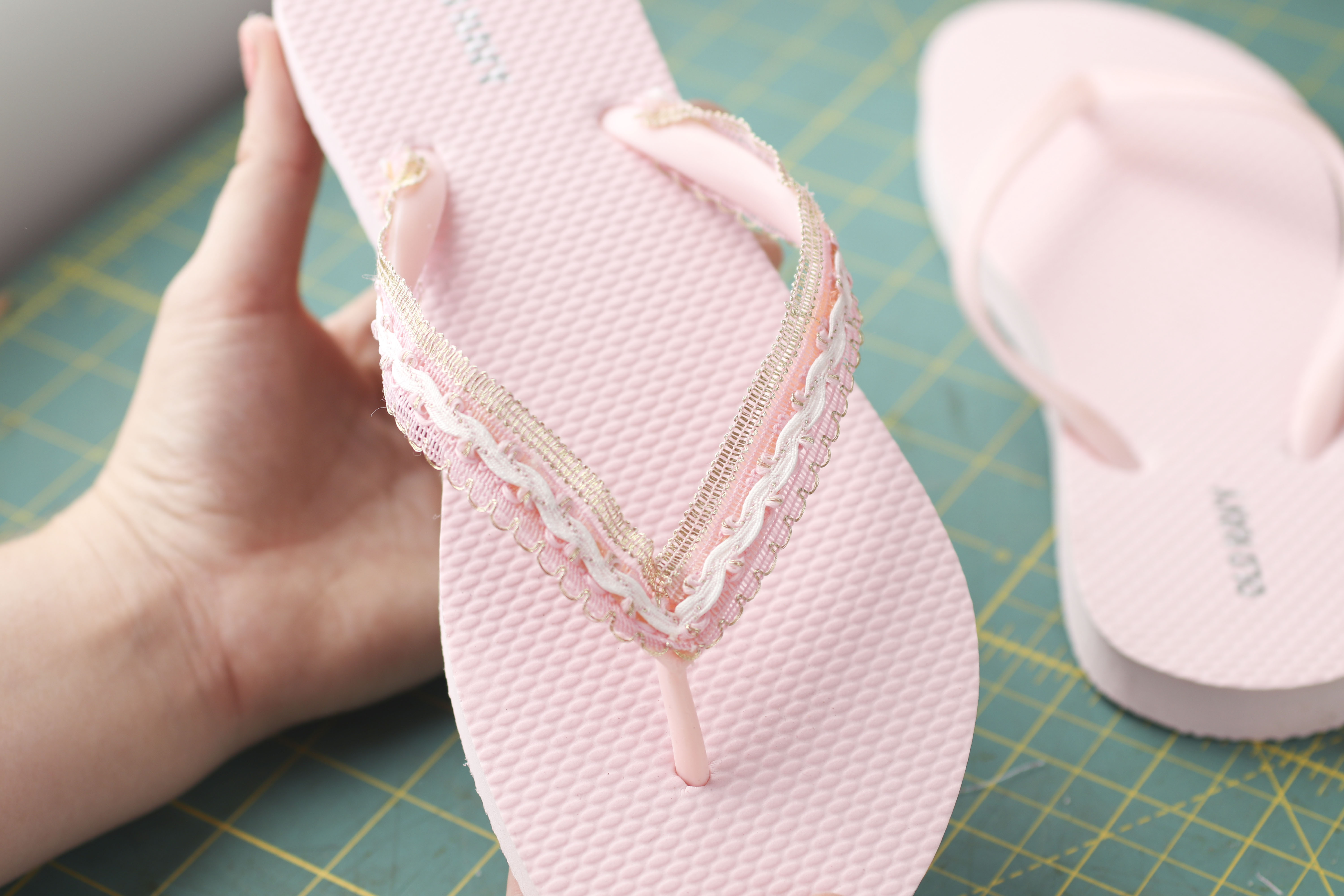 DIY Flip Flops | Flip Flop Makeover | Flip Flop | Pretty Flip Flops | DIY Flip Flop Fabric | DIY Flip Flop for Kids | Find out how to make these cute and chic flip flops at SixCleverSisters.com !