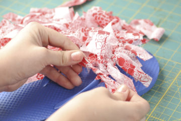 DIY Flip Flops | Flip Flop Makeover | Flip Flop | Pretty Flip Flops | DIY Flip Flop Fabric | DIY Flip Flop for Kids | Find out how to make these cute Fourth of July flip flops for kids at SixCleverSisters.com !