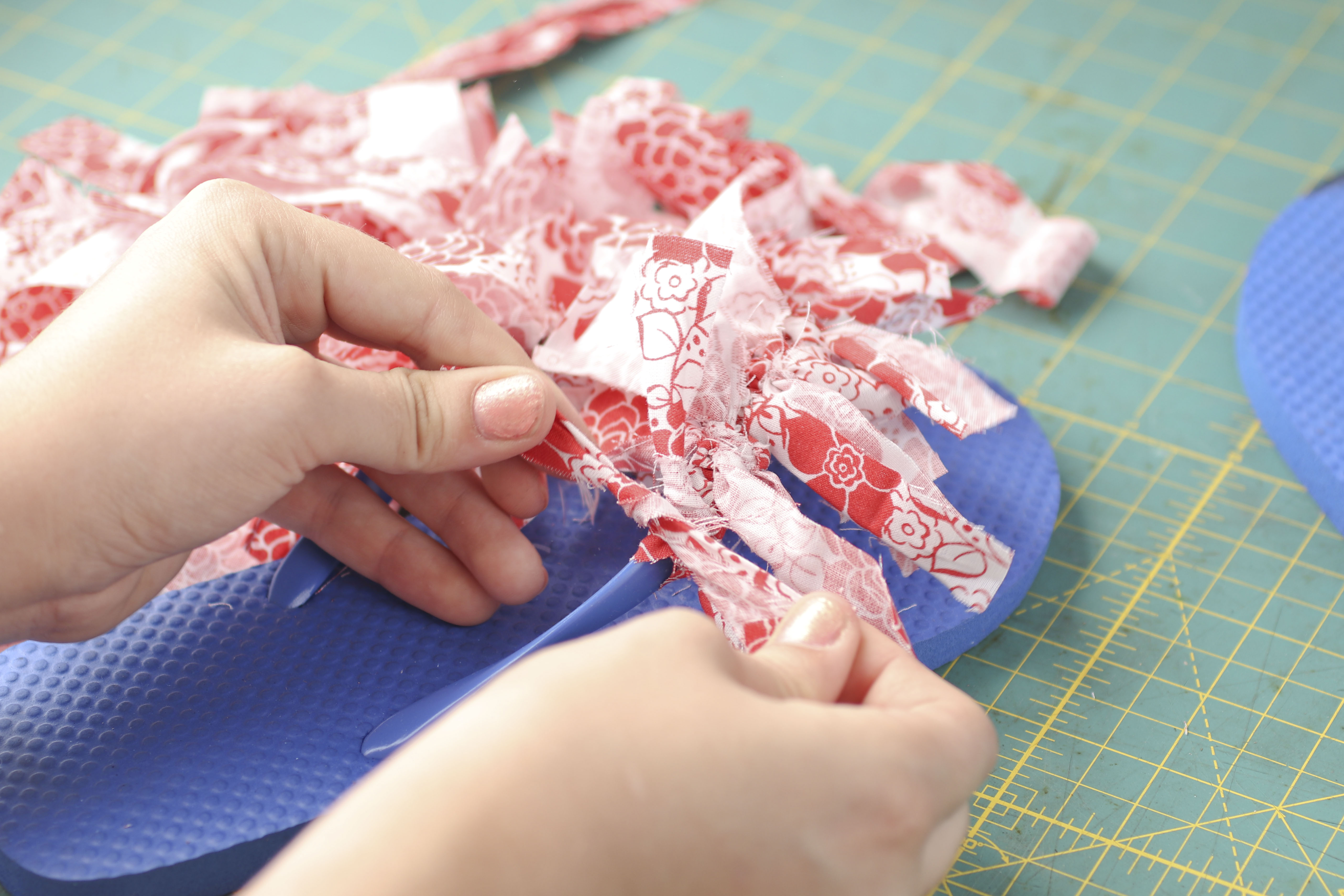 DIY Flip Flops | Flip Flop Makeover | Flip Flop | Pretty Flip Flops | DIY Flip Flop Fabric | DIY Flip Flop for Kids | Find out how to make these cute Fourth of July flip flops for kids at SixCleverSisters.com !